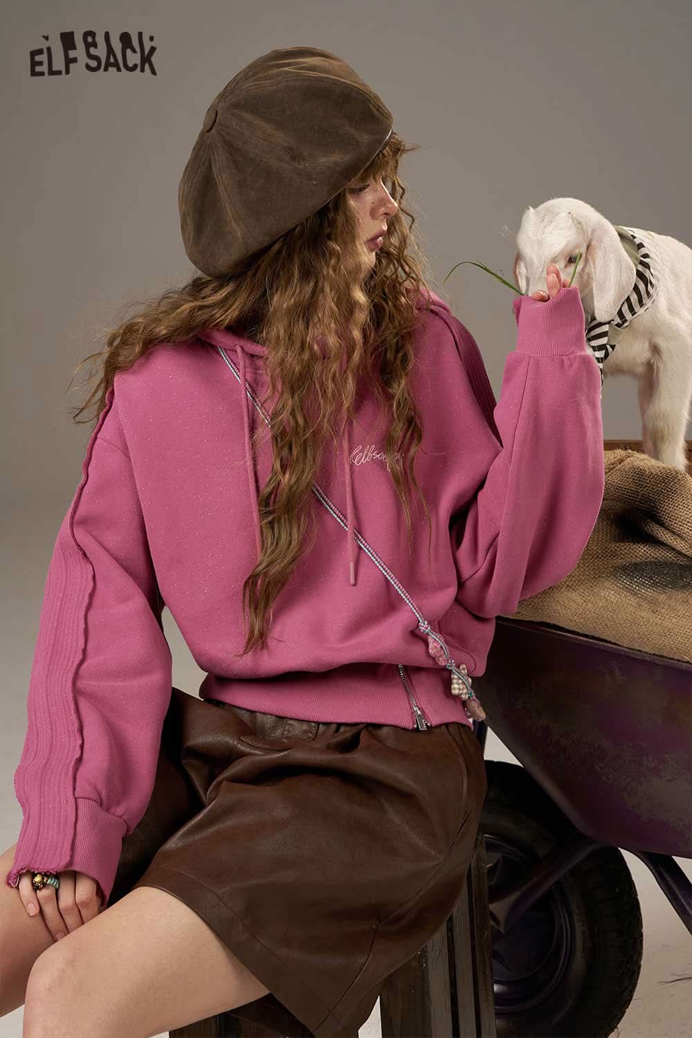 ELFSACK soft cropped hoodie for women in pink with stylish details and relaxed fit