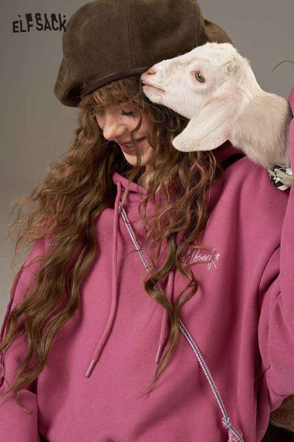 ELFSACK soft cropped hoodie for women in pink with a playful goat and stylish hat