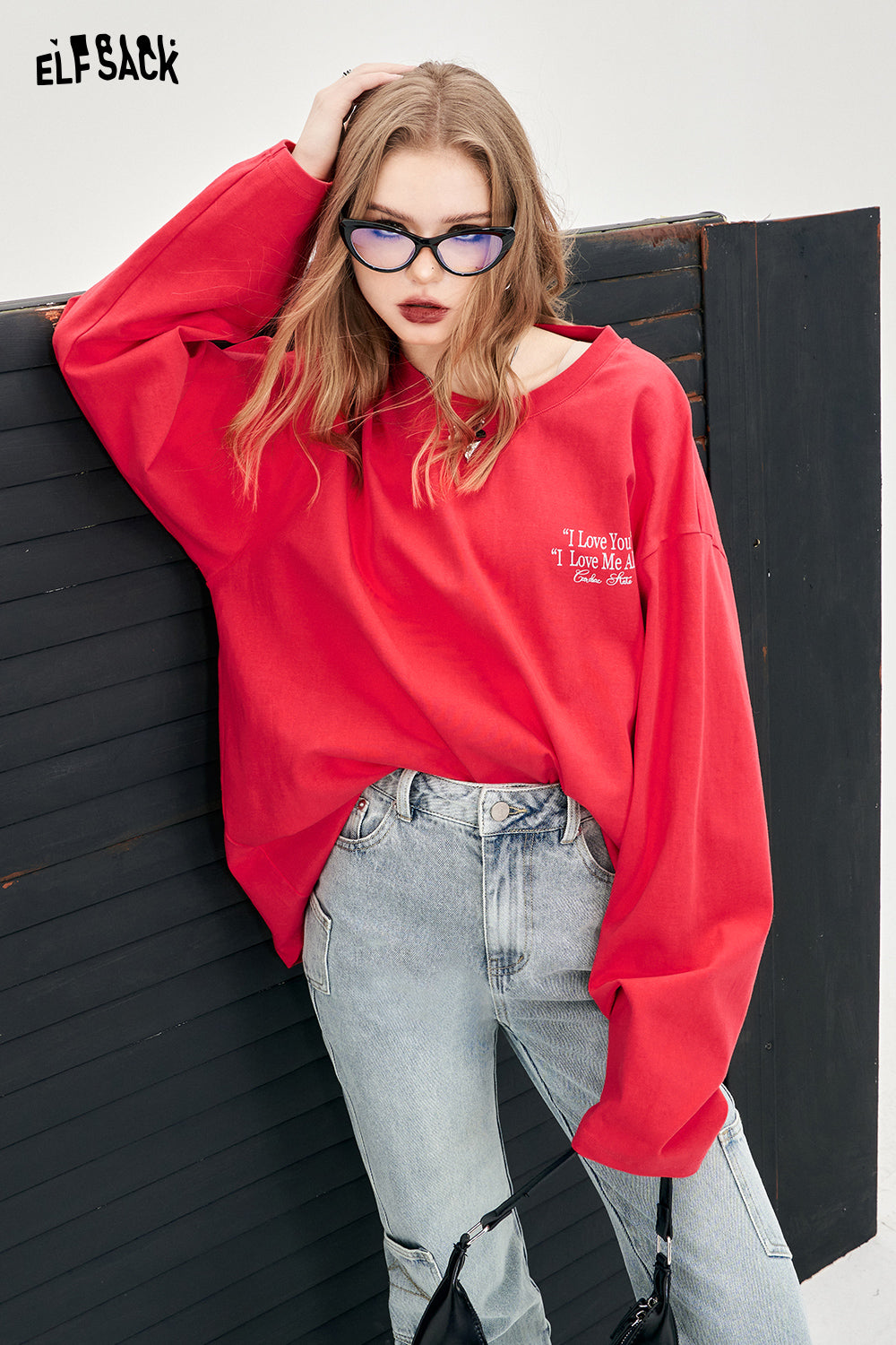 ELFSACK red oversized Y2K Alphabet Graphic T-shirt worn with light washed jeans