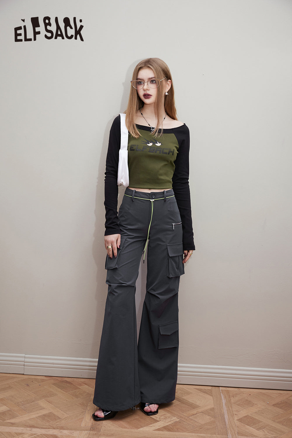 ELFSACK Y2K Letter Print Raglan Sleev long sleeve crop top in black and olive worn with cargo pants