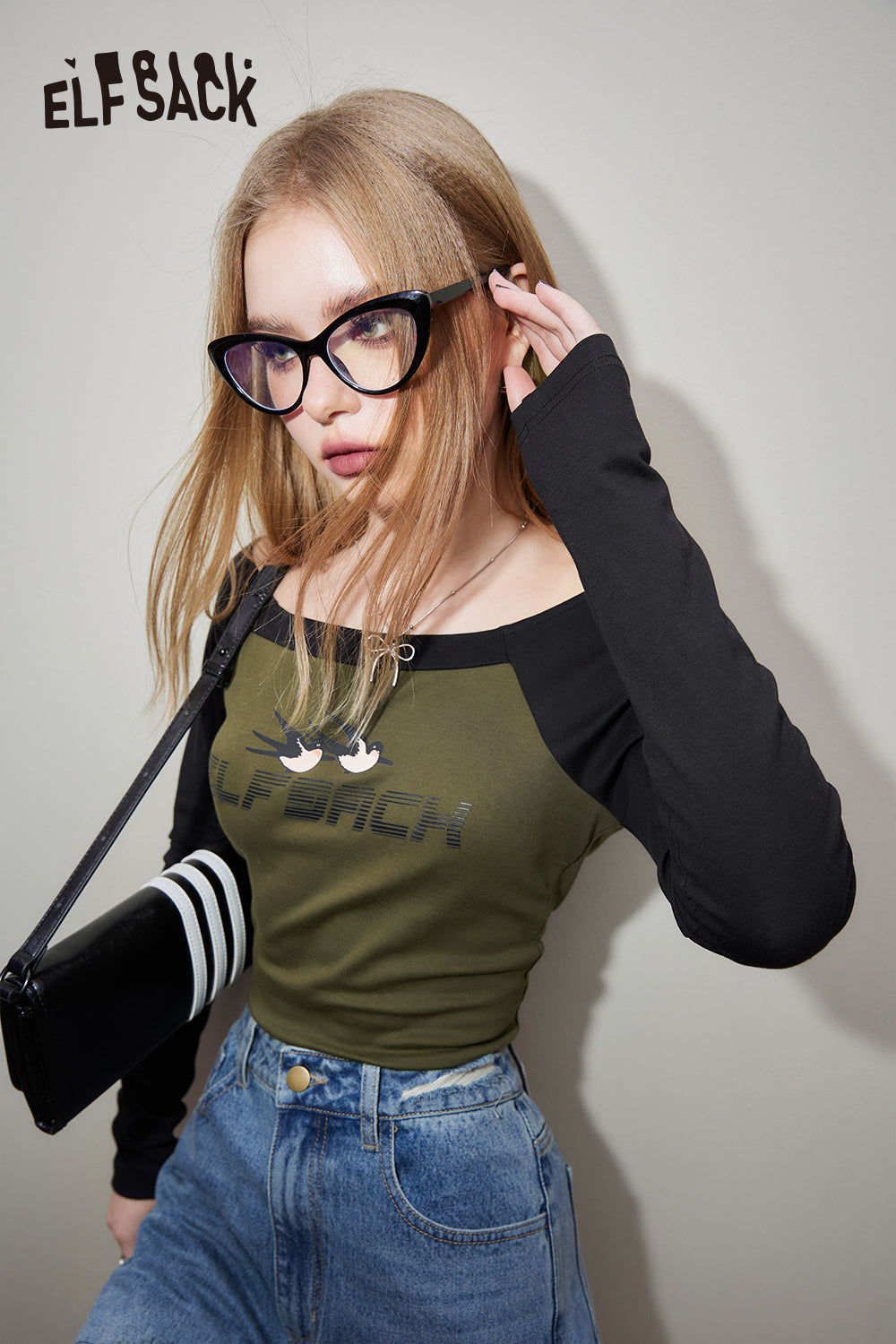ELFSACK Y2K Letter Print Raglan Sleev T-shirt in olive green and black with long sleeves worn by model