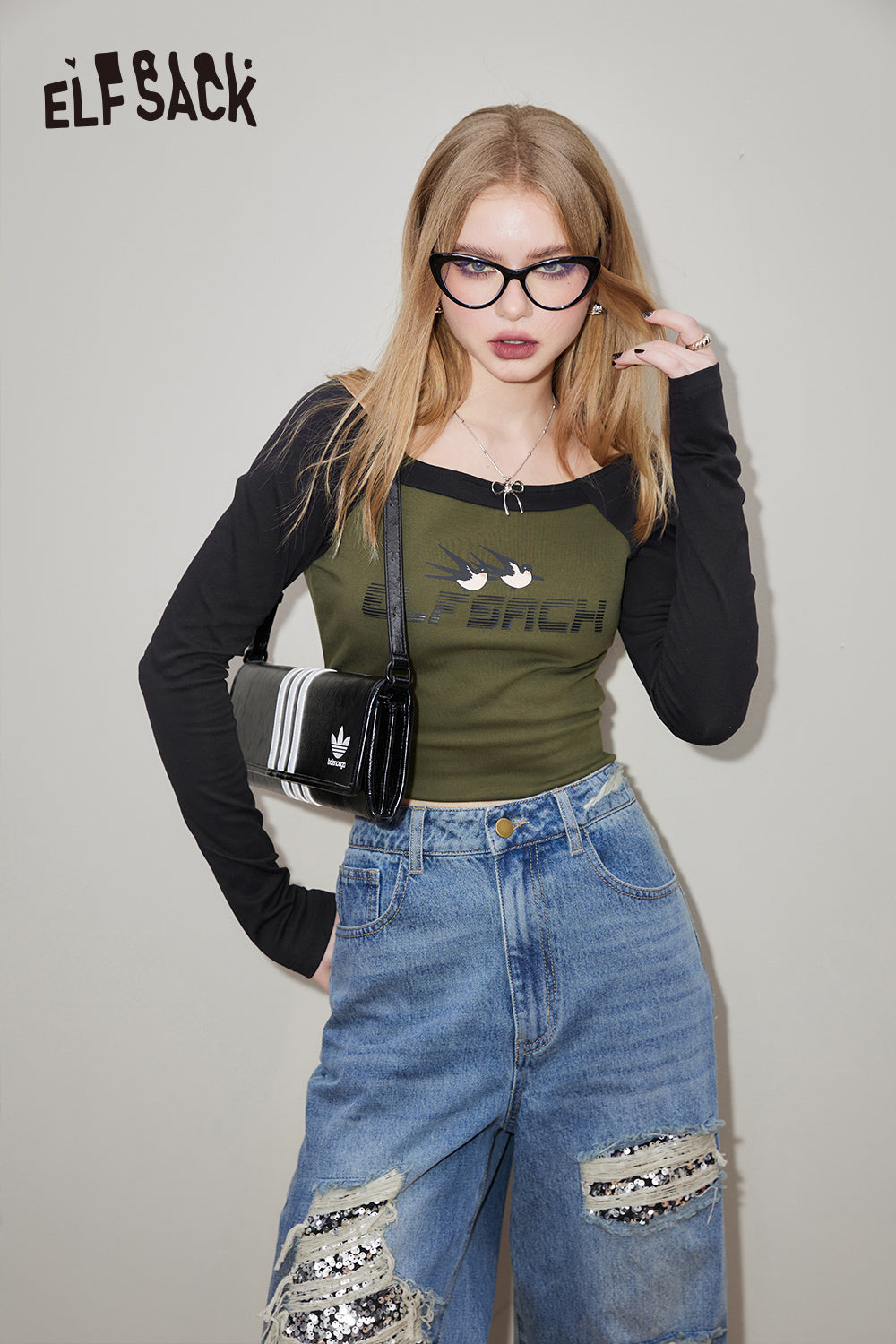 ELFSACK Y2K Letter Print Raglan Sleev T-shirt in black and olive green with long sleeves and casual style