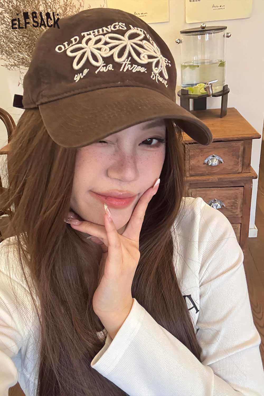 ELFSACK vintage flower embroidered baseball cap in brown with a stylish design and adjustable strap