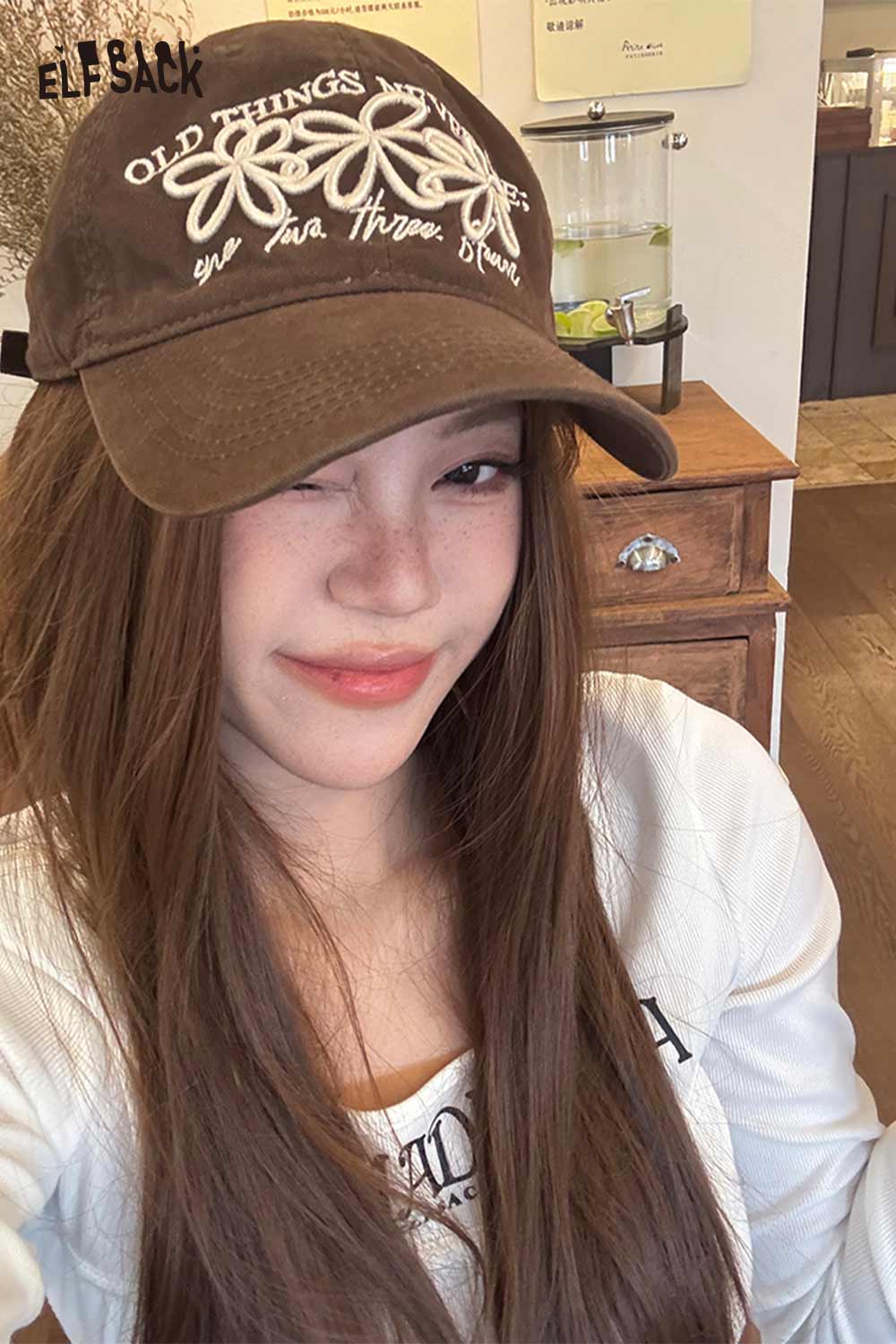 ELFSACK vintage flower embroidered baseball cap in brown featuring a stylish design and comfortable fit