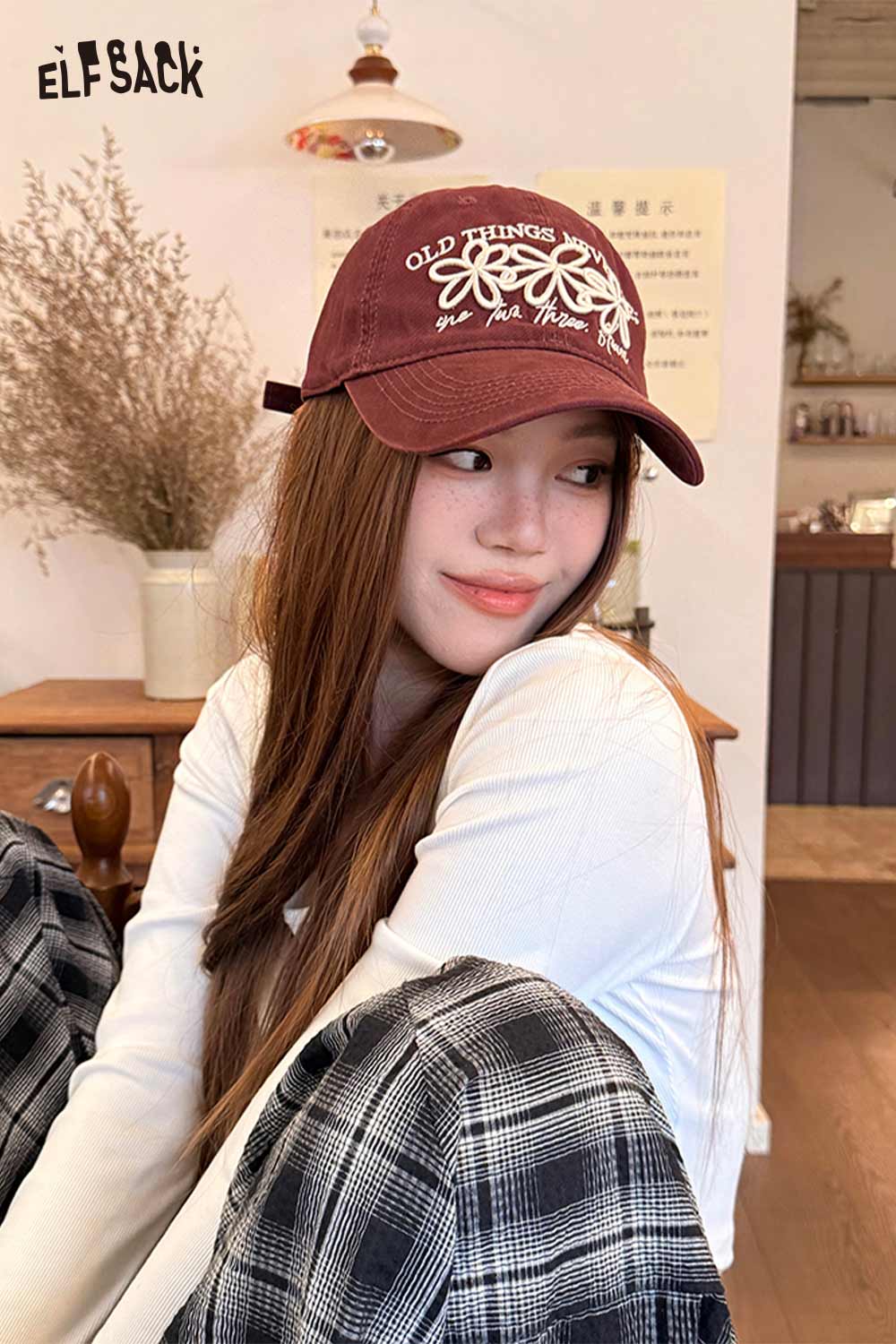 ELFSACK vintage flower embroidered baseball cap in burgundy with a stylish design for everyday wear