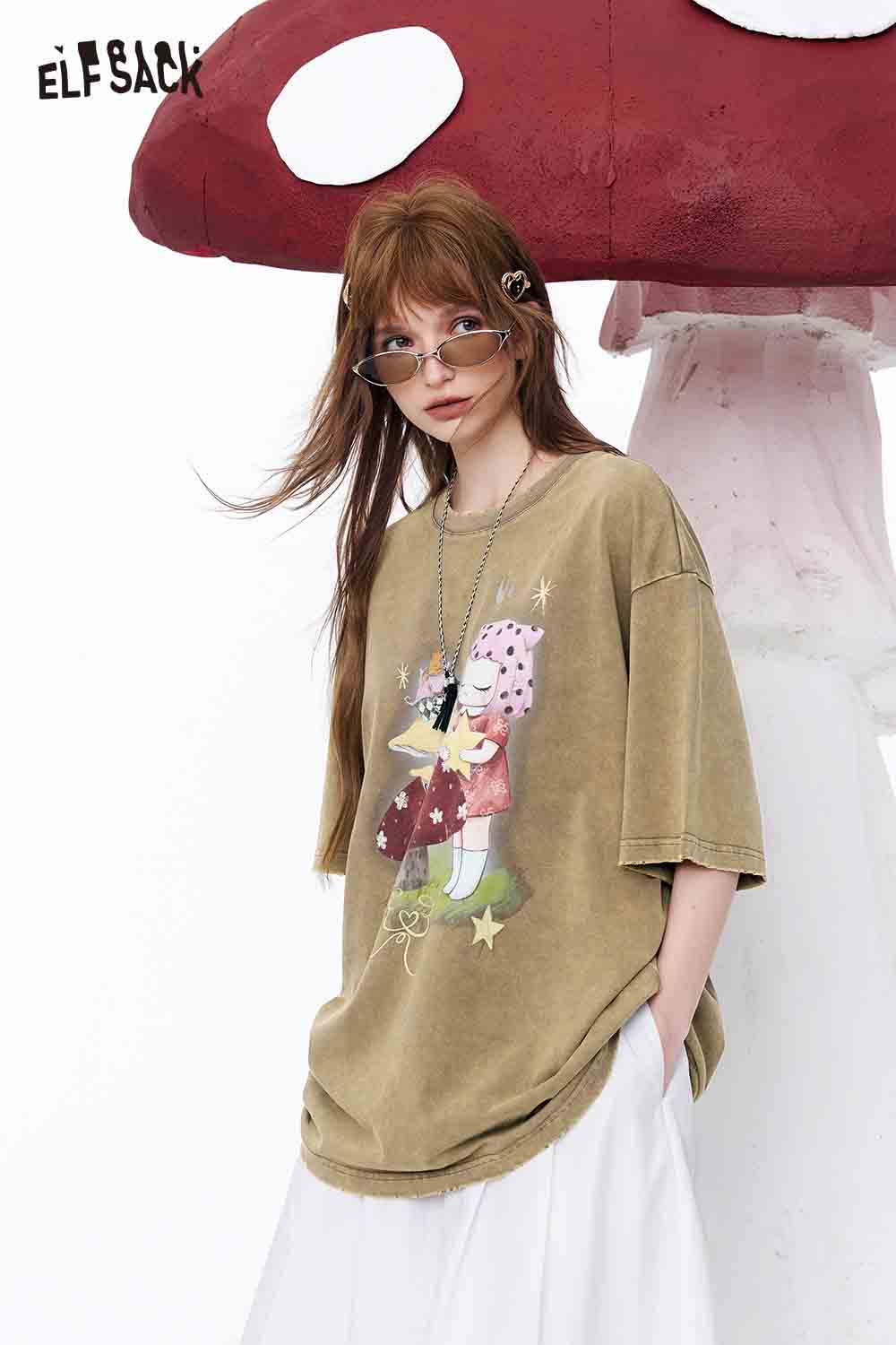 ELFSACK Vintage Mushroom Girl Oversized T-Shirt