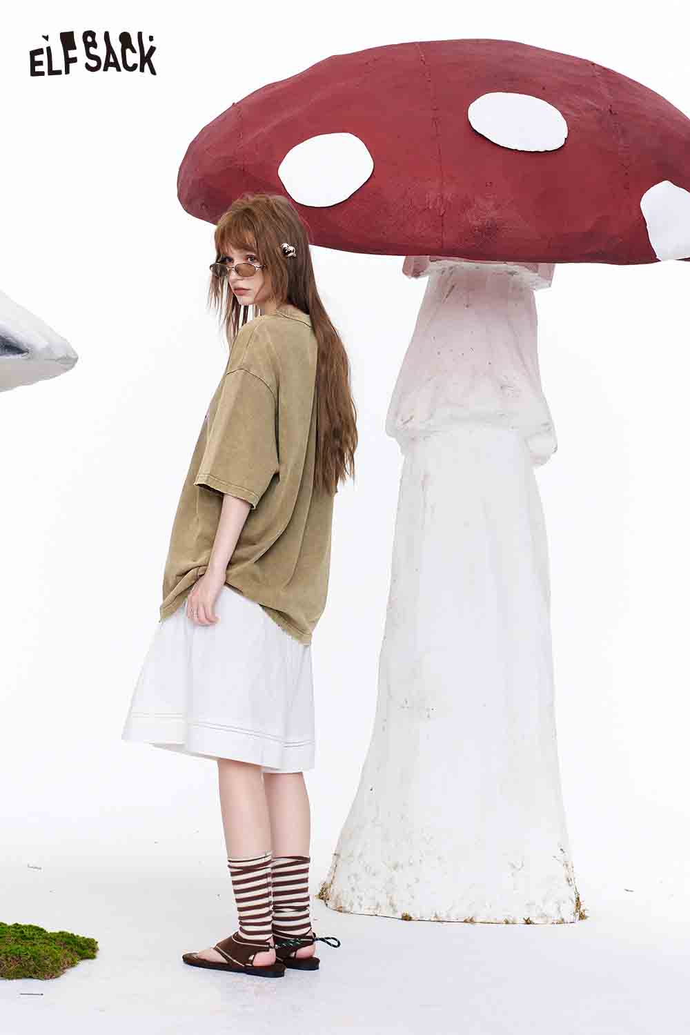 ELFSACK Vintage Mushroom Girl Oversized T-Shirt