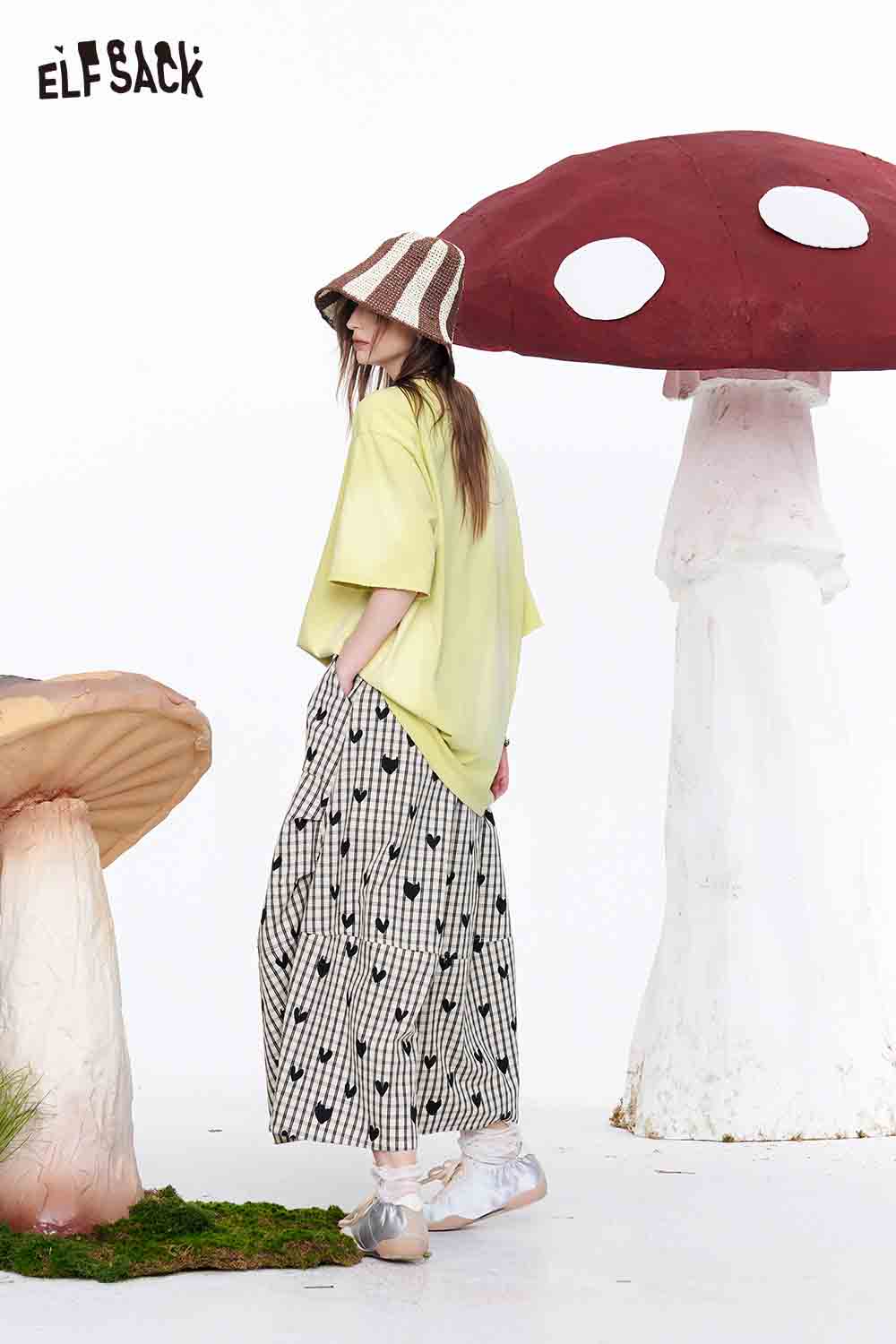 ELFSACK Vintage Mushroom Girl Oversized T-Shirt