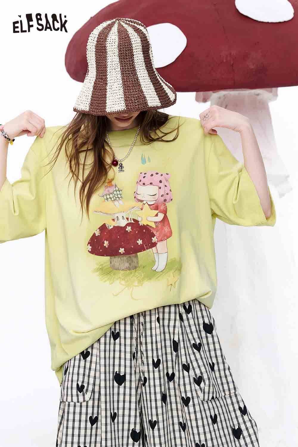 ELFSACK Vintage Mushroom Girl Oversized T-Shirt