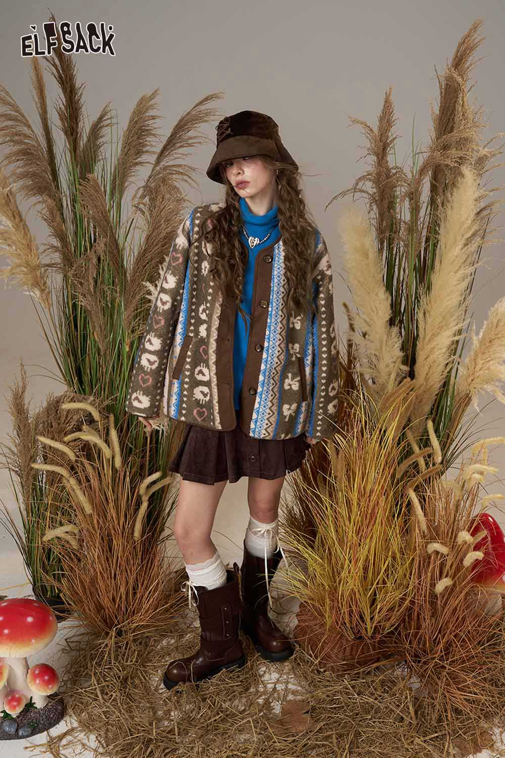 ELFSACK cartoon print short jacket for women in a stylish outdoor setting with earthy tones
