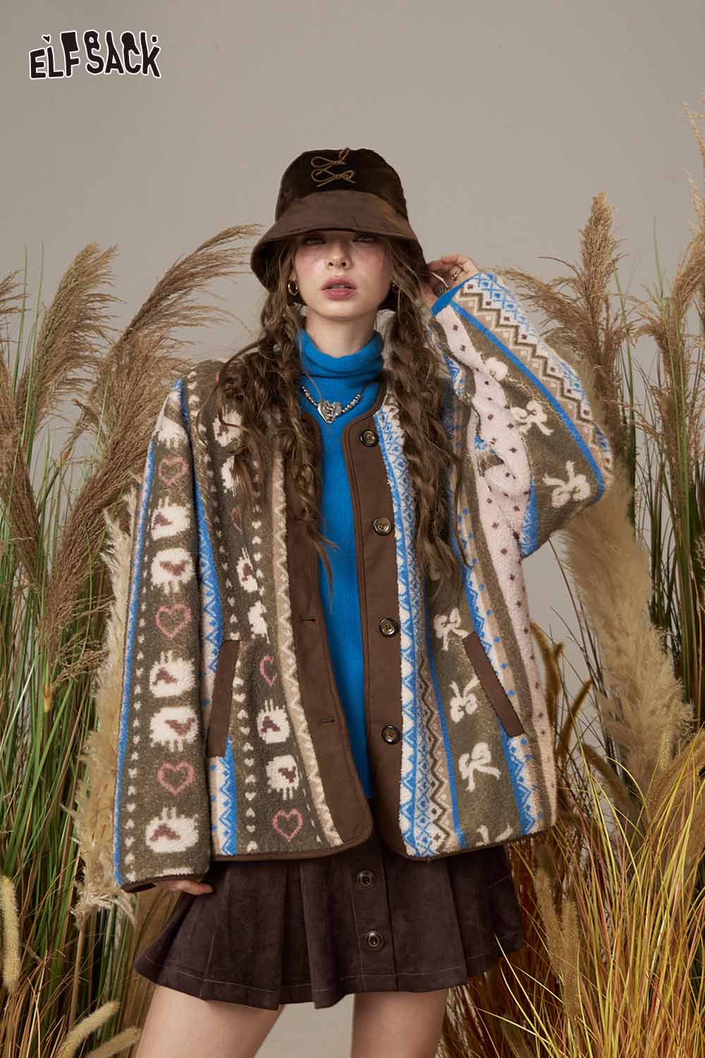 ELFSACK cartoon print short jacket for women with unique patterns and cozy style on a model
