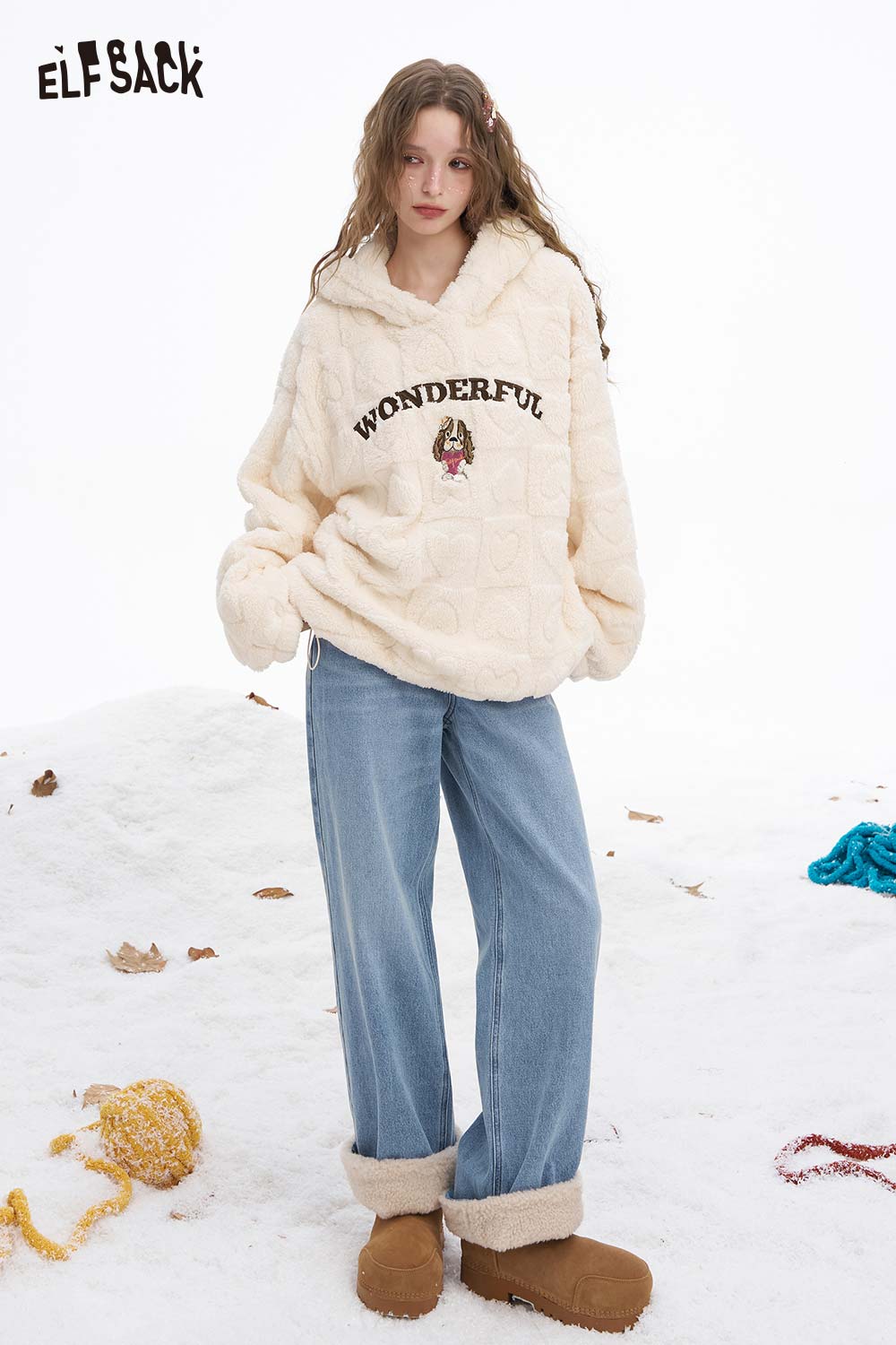 Cozy ELFSACK heart plush hooded sweatshirt for women with a stylish 'WONDERFUL' graphic and soft texture