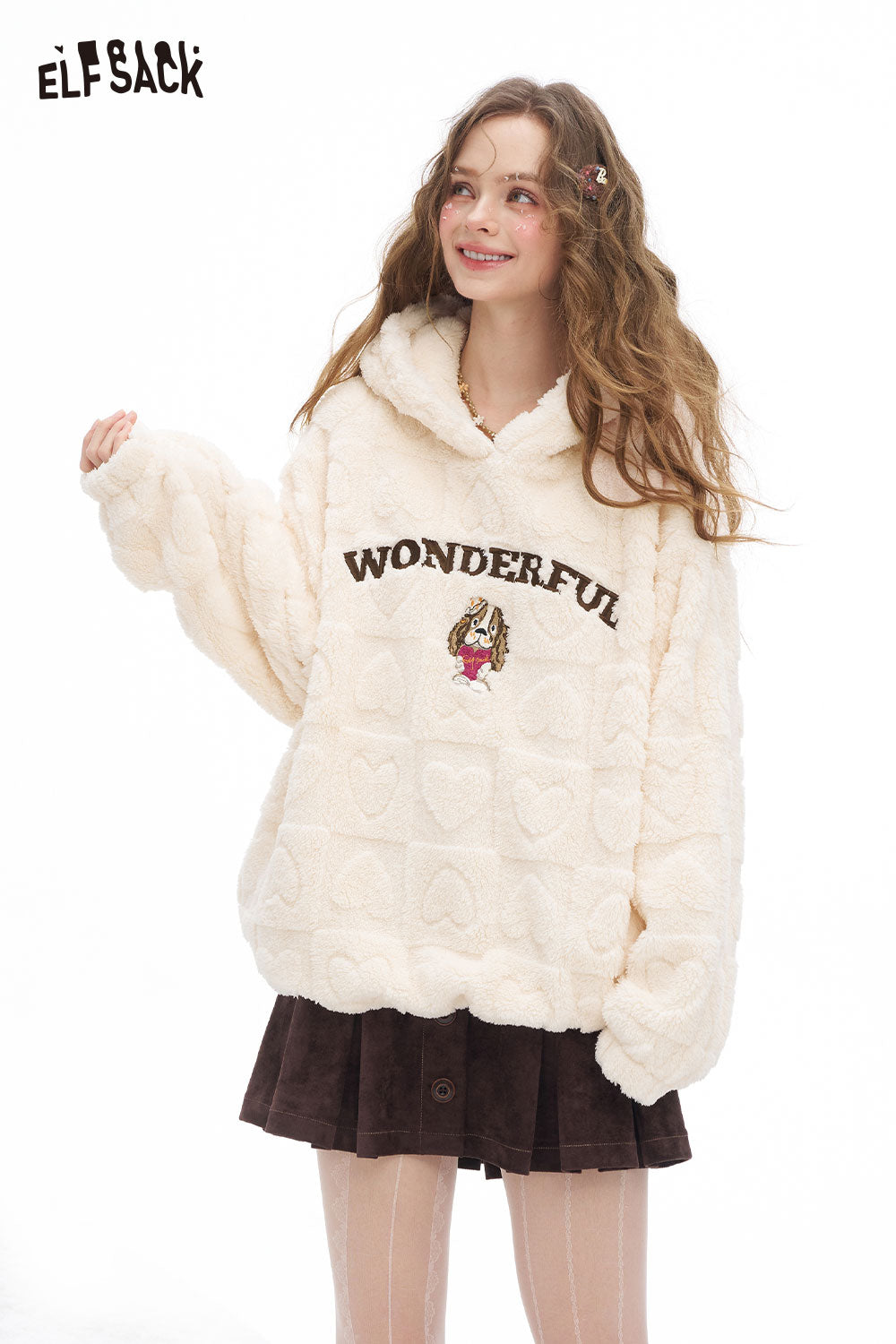 ELFSACK heart plush hooded sweatshirt for women in cream with wonderful graphic design and relaxed fit