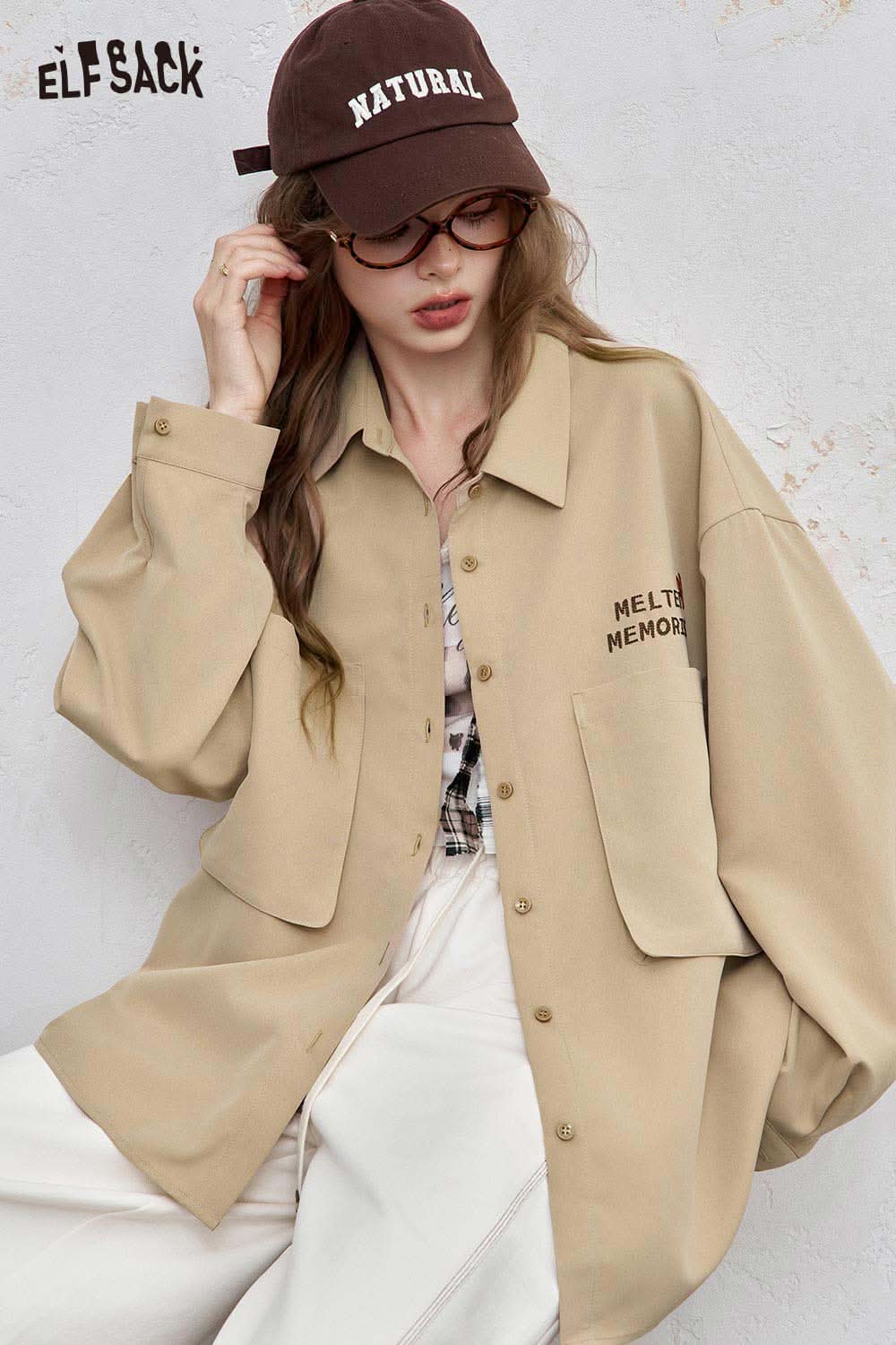 ELFSACK light loose graphic shirt for women in beige with oversized design and front pockets
