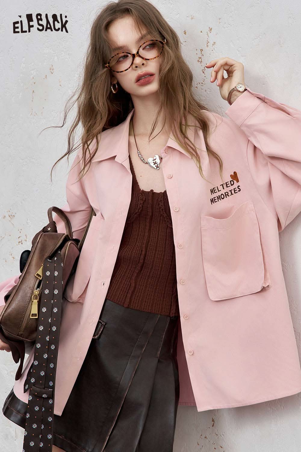 ELFSACK light loose graphic shirt for women in soft pink with stylish pocket design