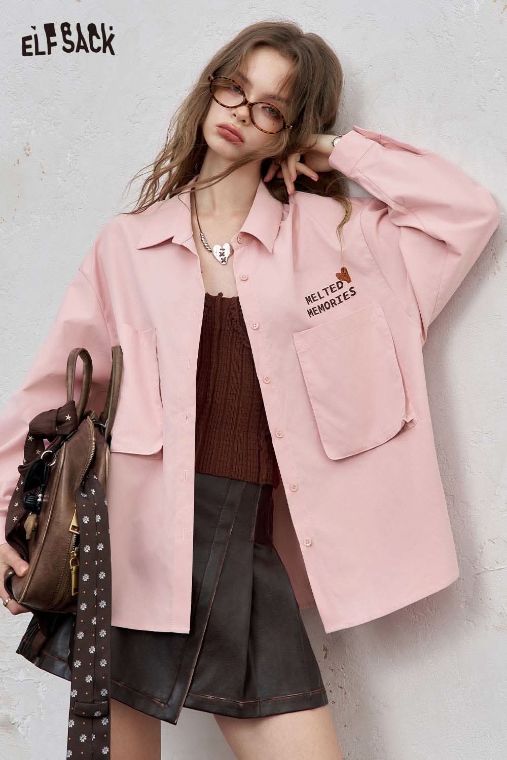ELFSACK light loose graphic shirt for women in soft pink, features two pockets and a relaxed fit.