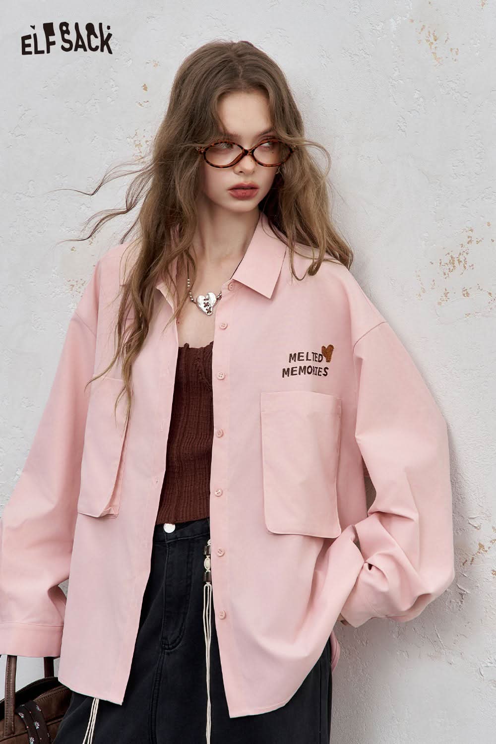 ELFSACK light loose graphic shirt for women in pink with stylish embroidered design