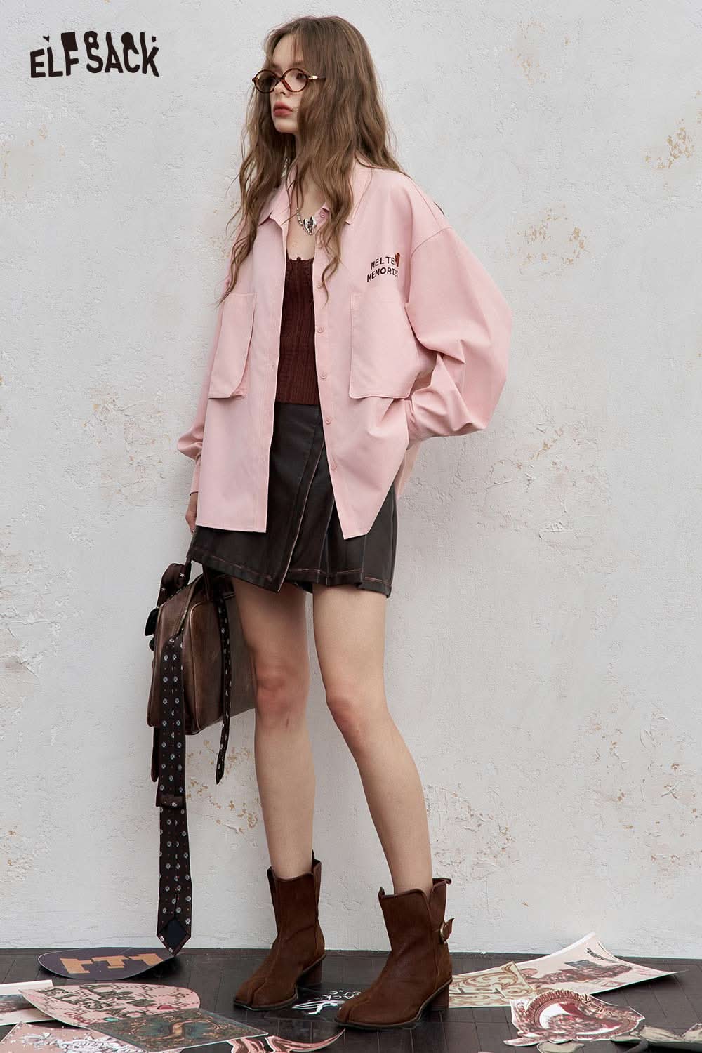 ELFSACK light loose graphic shirt for women in pink, styled with a leather skirt and boots