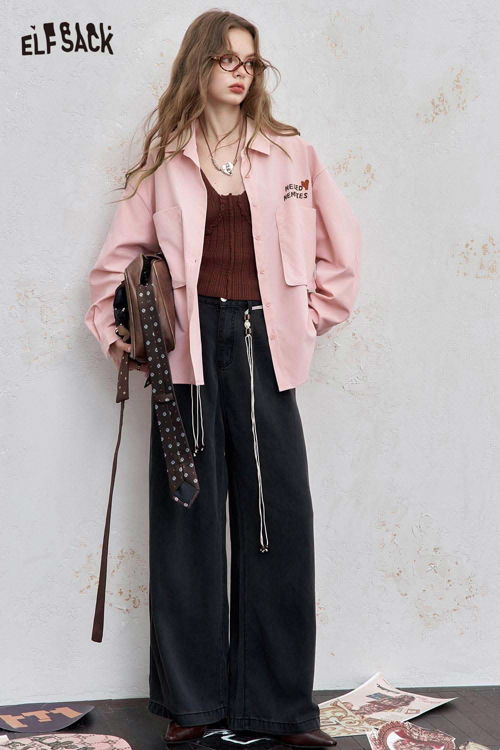 ELFSACK light loose graphic shirt for women in pink, styled with wide-leg pants and layered tops