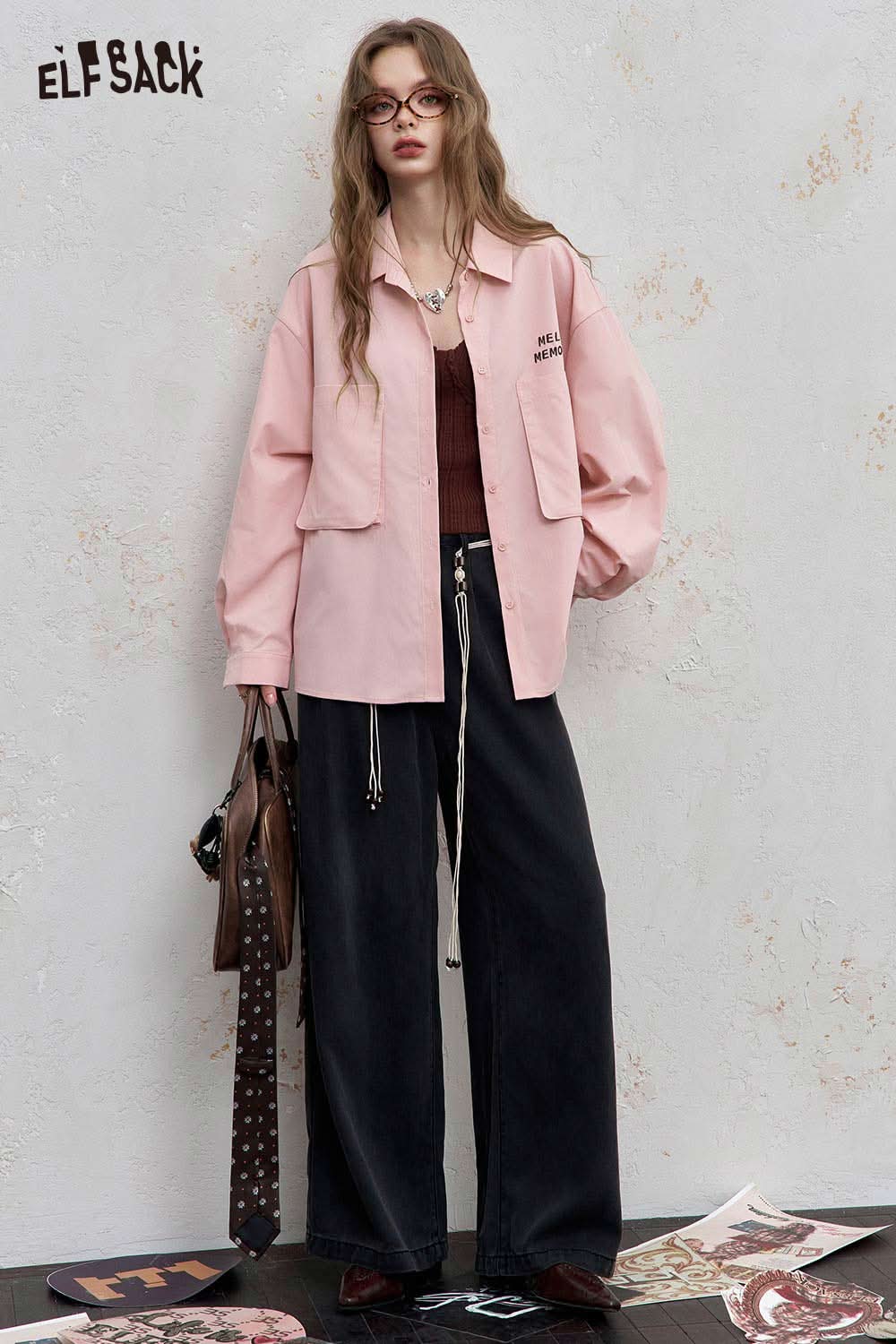 ELFSACK light loose graphic shirt for women in pastel pink with a relaxed fit and two front pockets