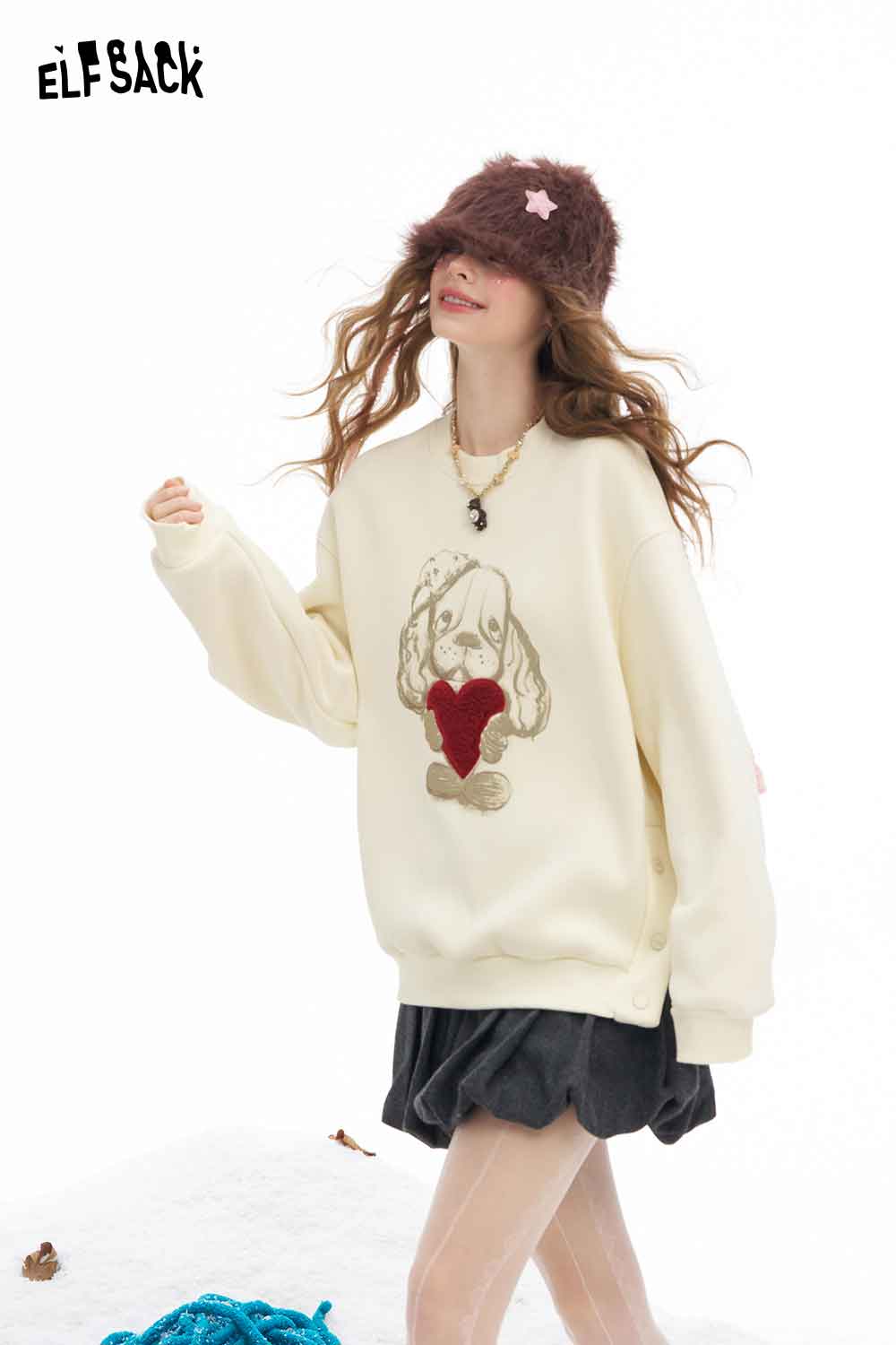 ELFSACK women's animal graphic sweatshirt featuring a playful dog design and relaxed fit for casual wear