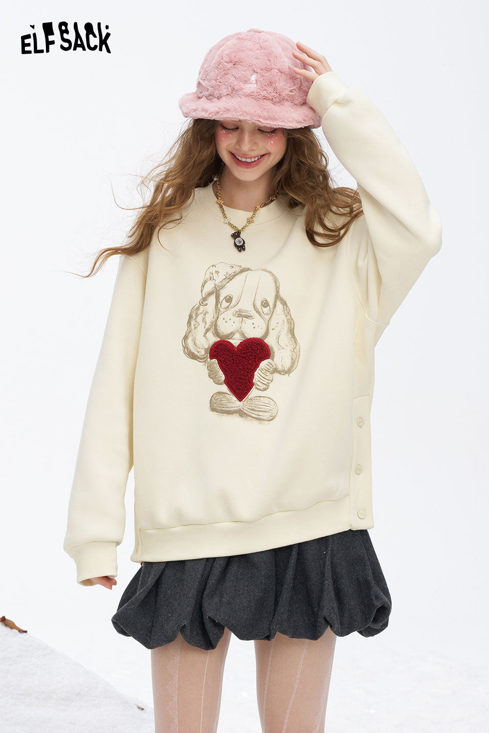 ELFSACK women's animal graphic sweatshirt in cream with a cute dog holding a heart design