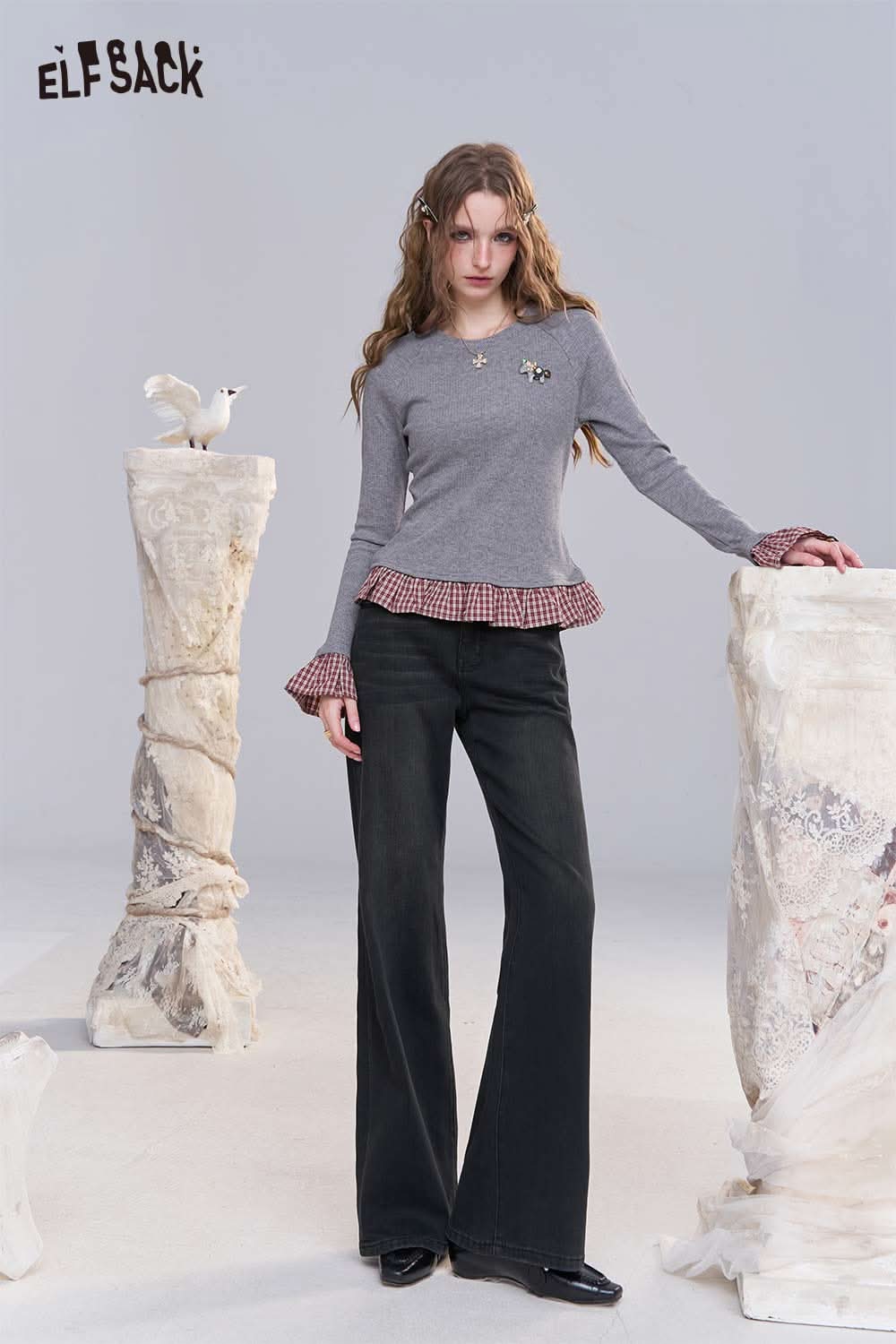 ELFSACK women's bootcut stretch denim jeans paired with a stylish gray top and a flared silhouette.