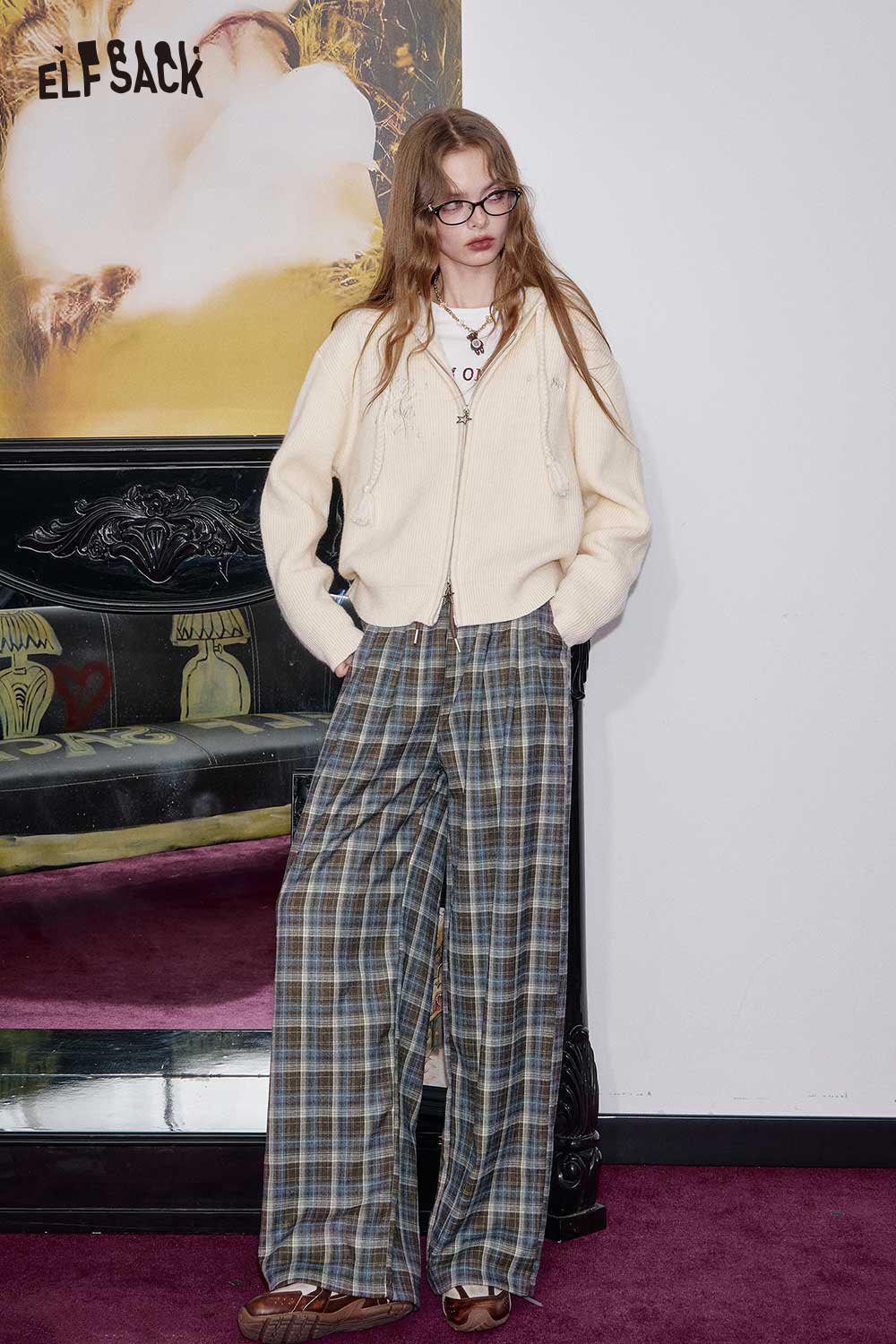 ELFSACK women's check pattern relaxed fit trousers paired with a cozy sweater on a stylish background