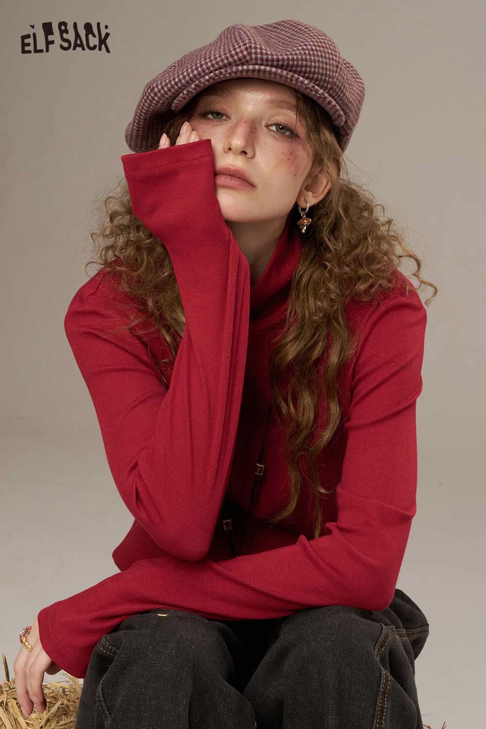 ELFSACK women's cozy turtleneck sweater in red, designed for stylish warmth and comfort