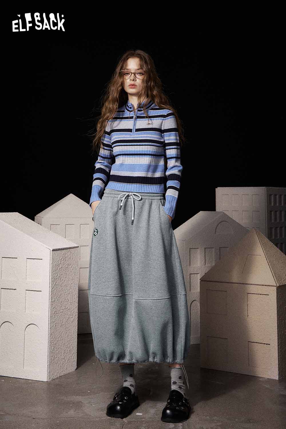 ELFSACK women's elastic drawstring skirt in gray, styled for a casual and trendy look