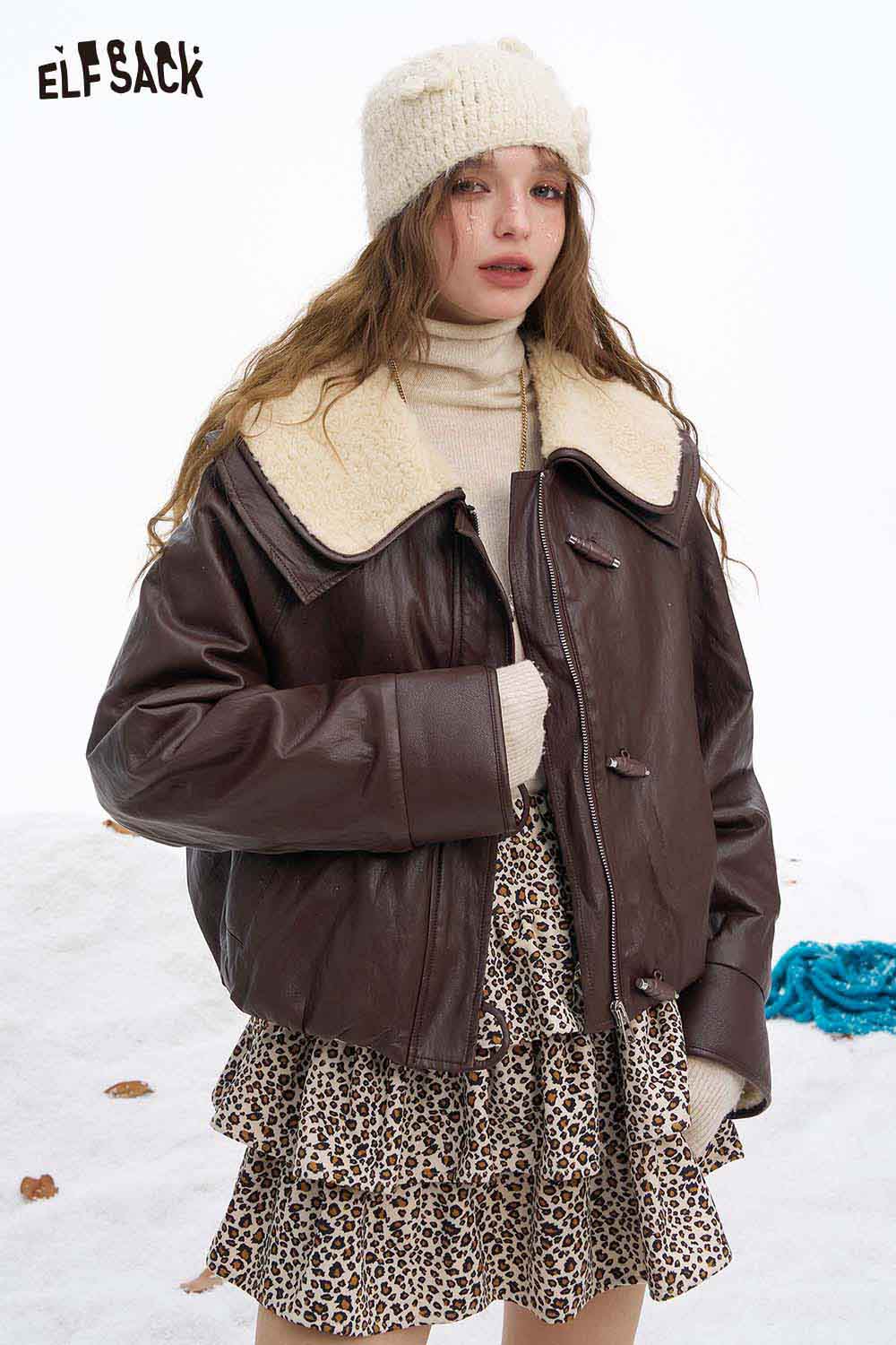 Women's faux leather jacket with plush collar from ELFSACK, perfect for trendy winter fashion