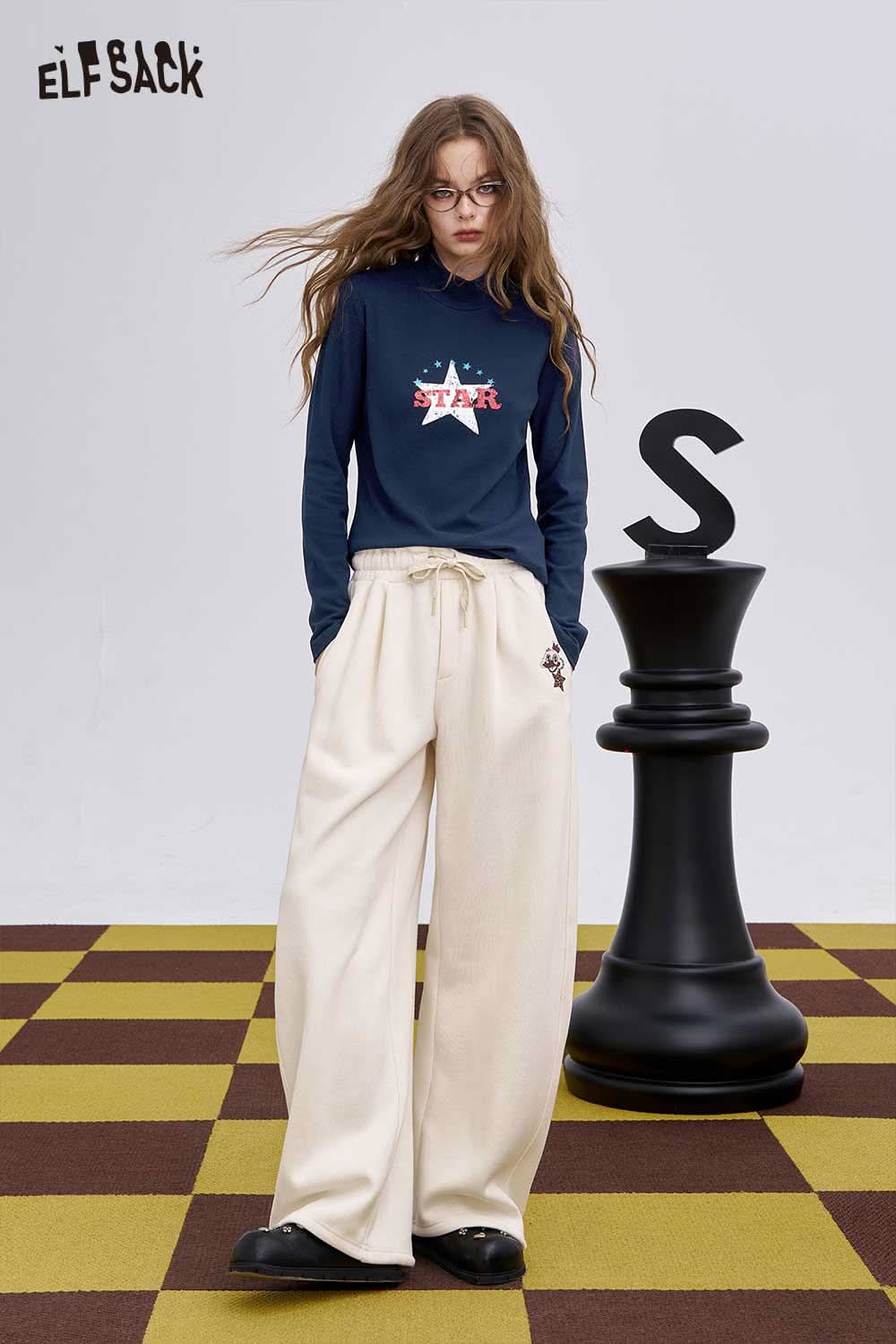 ELFSACK women's graphic long sleeve t-shirt in navy with star print, paired with cream wide-leg pants