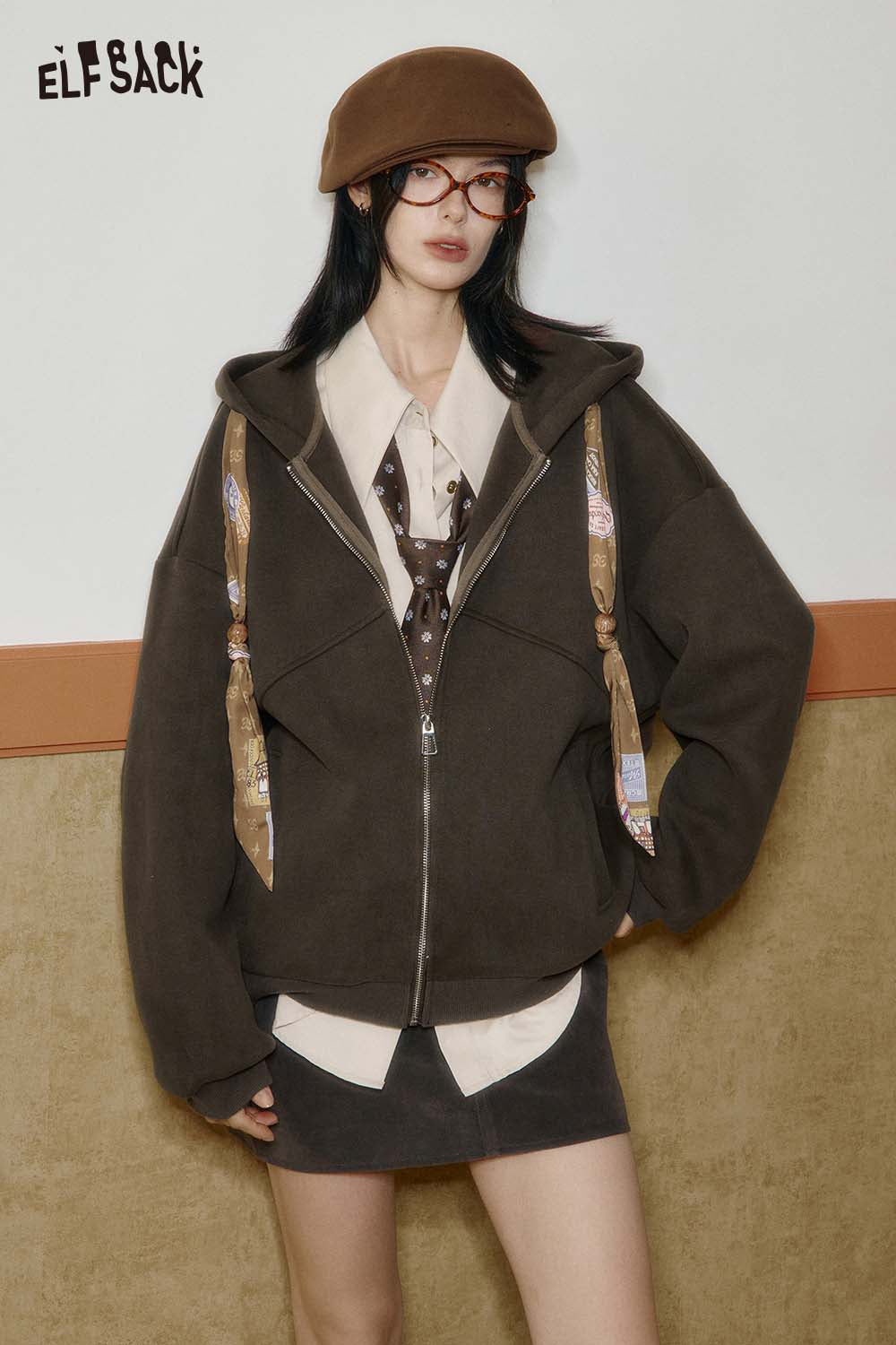 ELFSACK women's graphic print hoodie in brown with a stylish oversized fit and unique details
