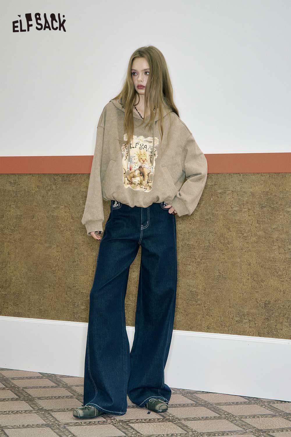 ELFSACK women's graphic print hoodie in beige with artistic design, paired with wide-leg jeans