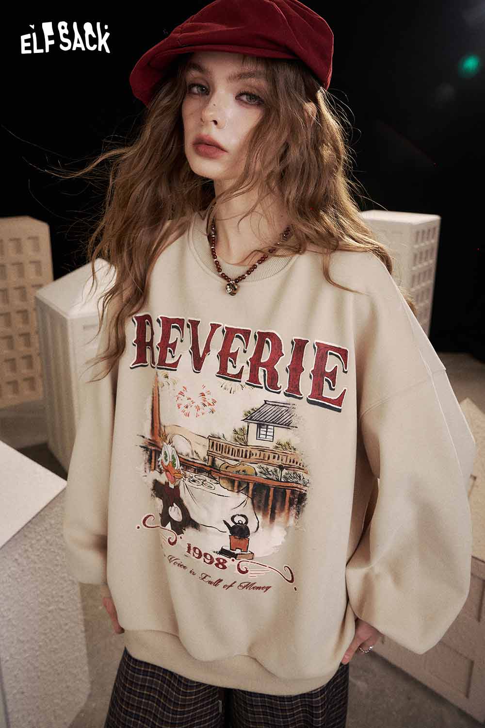 ELFSACK women's graphic sweatshirt featuring a retro print and relaxed fit for casual style