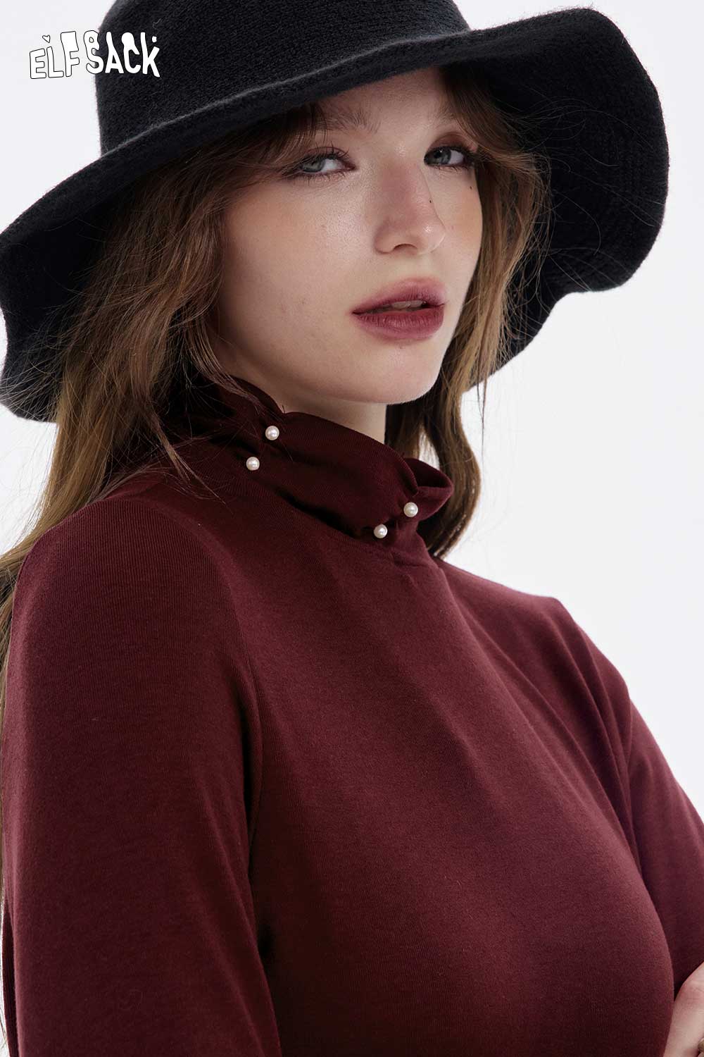 ELFSACK women's high neck pearl t-shirt in burgundy with a stylish collar detail