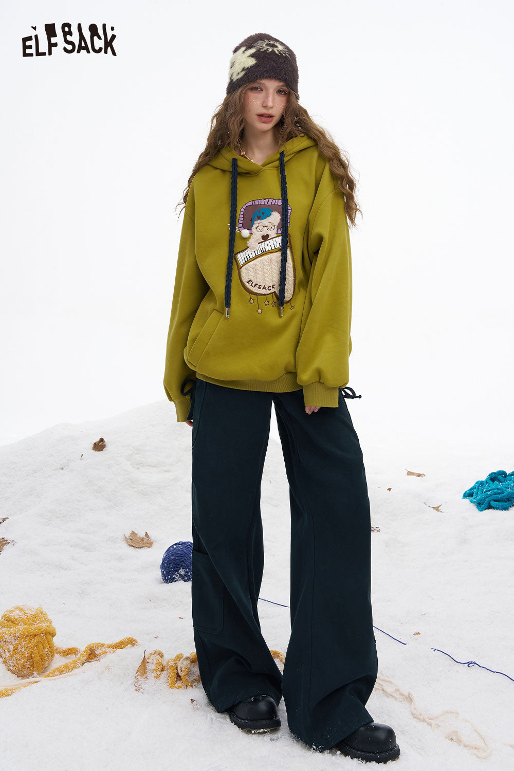 ELFSACK women's loose cargo pants styled with a cozy hoodie for a trendy winter look