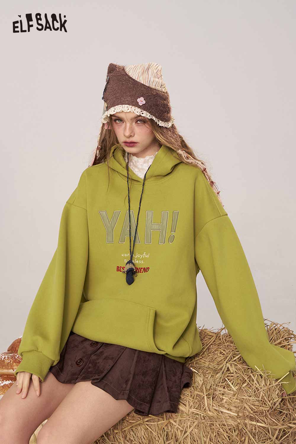 ELFSACK women's loose fit hooded sweatshirt in green with stylish graphic print for a trendy look