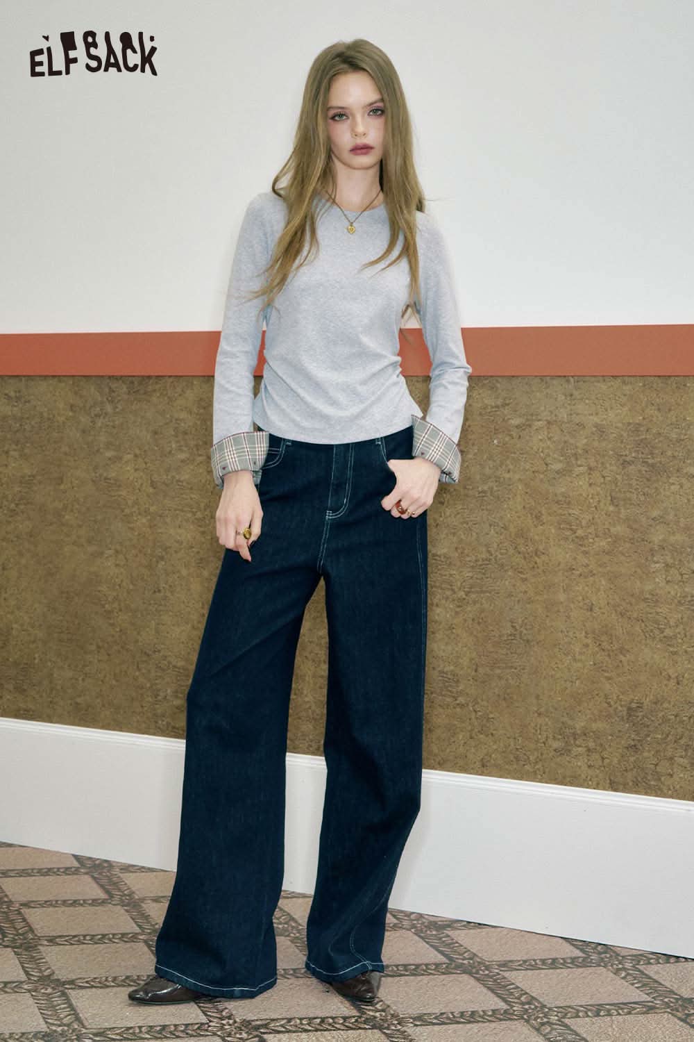 ELFSACK women's plaid detail tee in gray with stylish cuffs, paired with wide-leg jeans