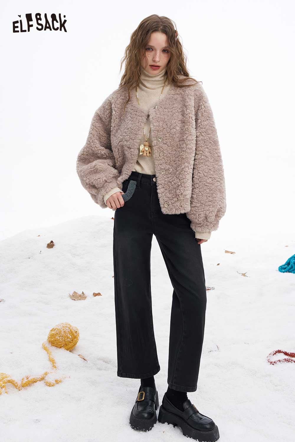 ELFSACK women's plush tapered jeans in black, styled with a cozy beige jacket for a trendy winter look