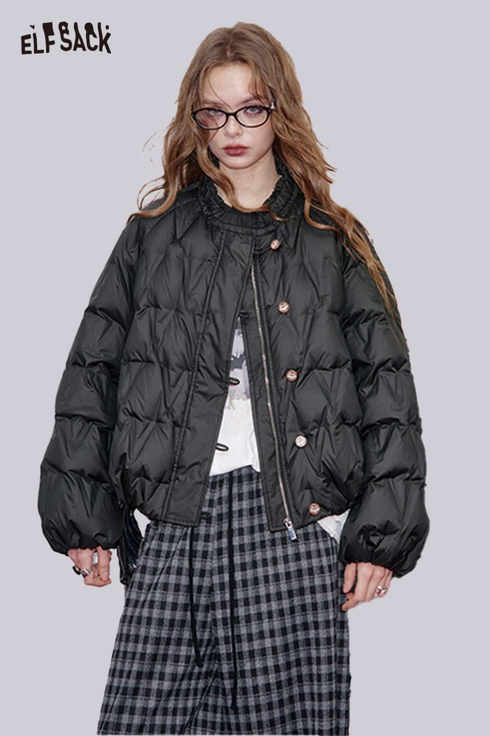 ELFSACK women's quilted puffer jacket in black with trendy button details and a cozy fit