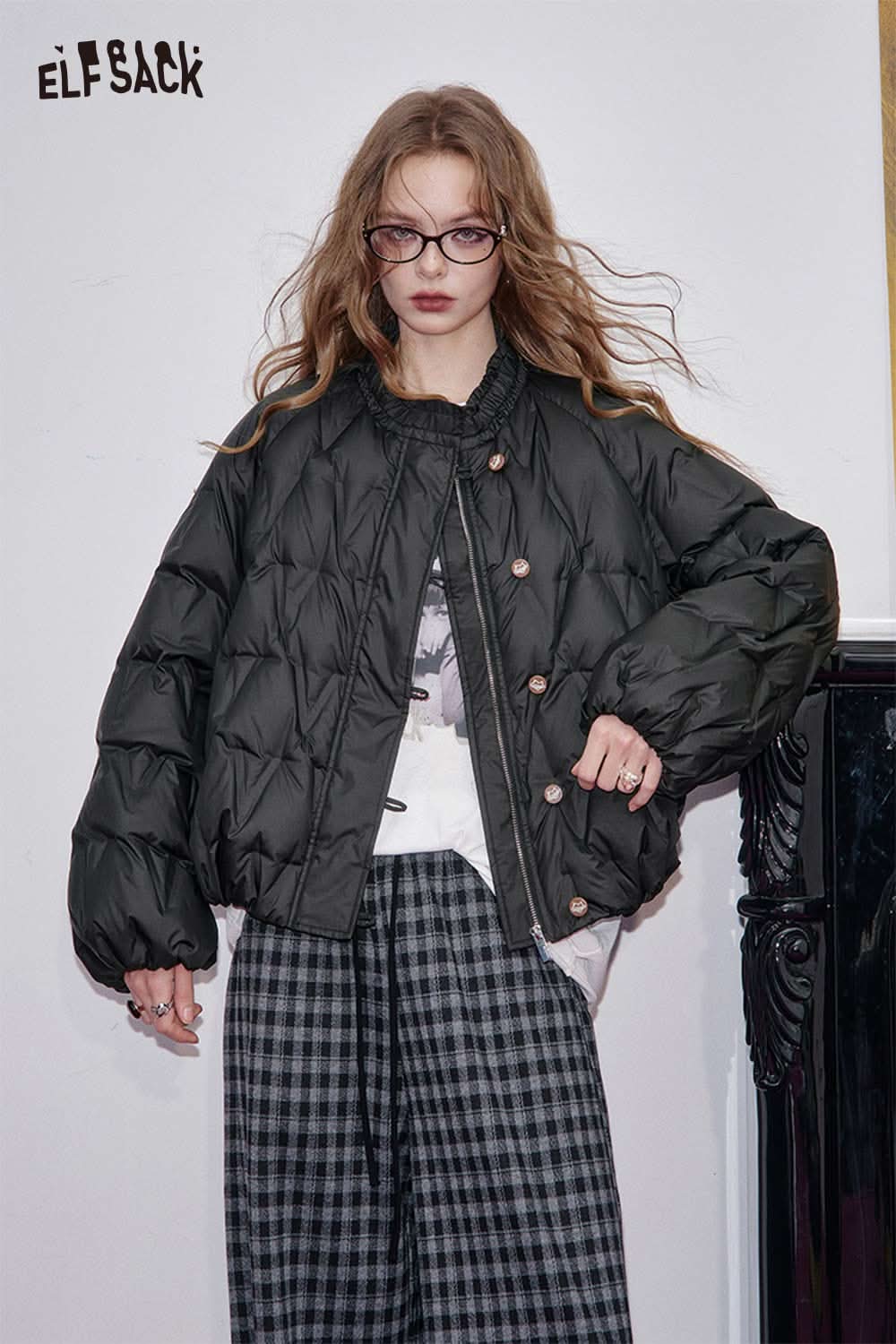 ELFSACK women's quilted puffer jacket in black with oversized sleeves for casual winter style