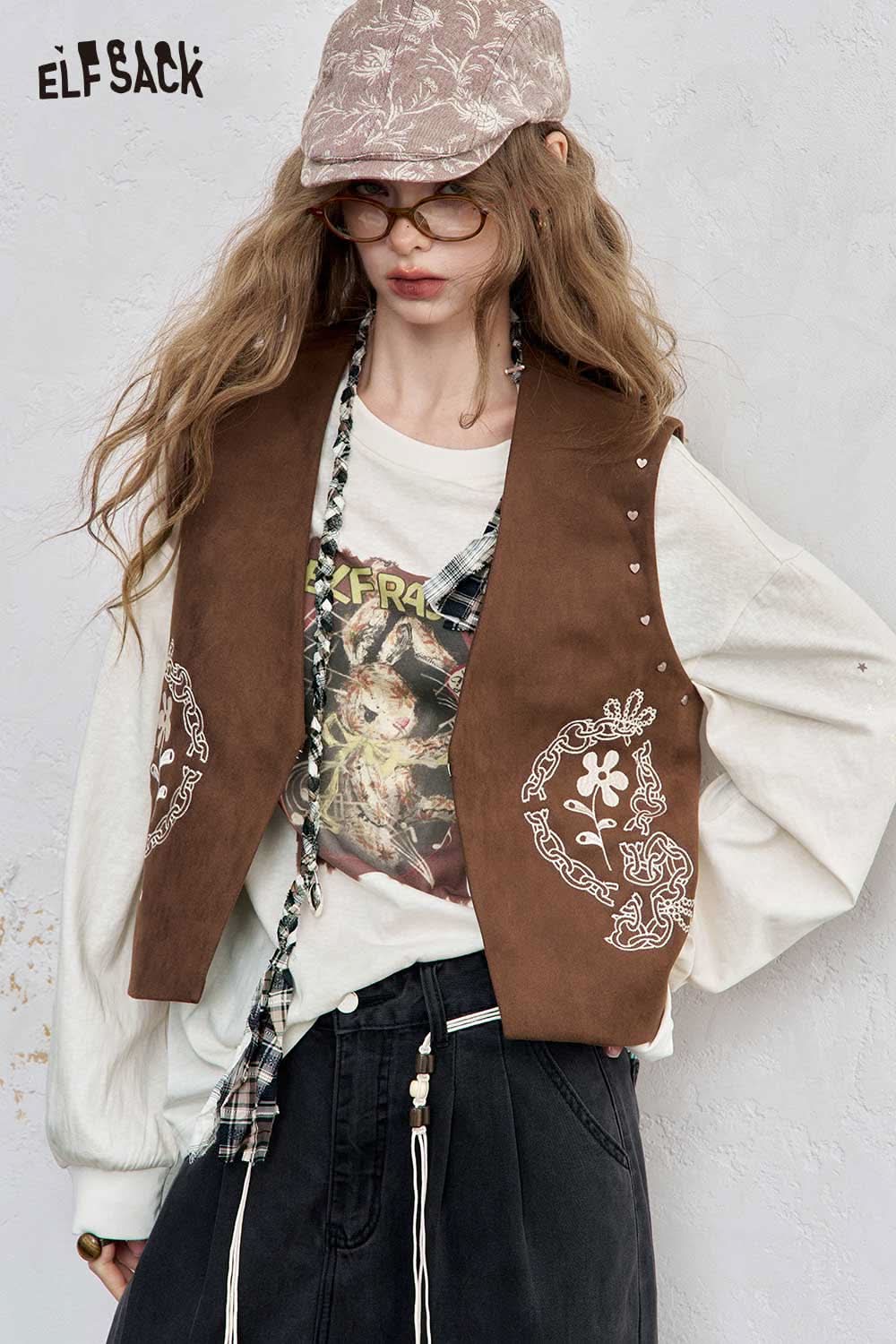 ELFSACK women's star print cotton tee paired with a stylish brown vest for a trendy look