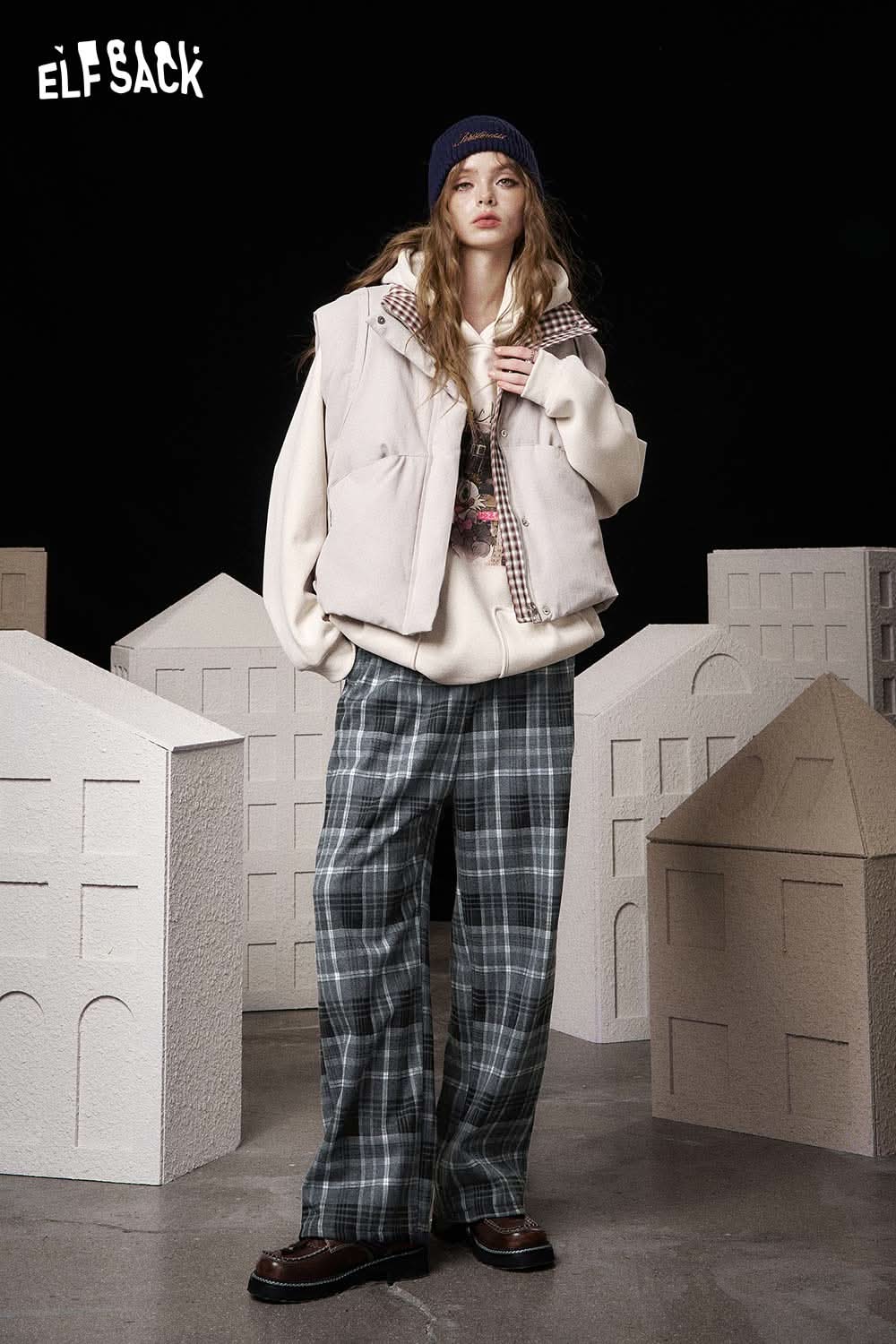 ELFSACK women's striped drawstring pants paired with a cozy oversized sweater and beanie