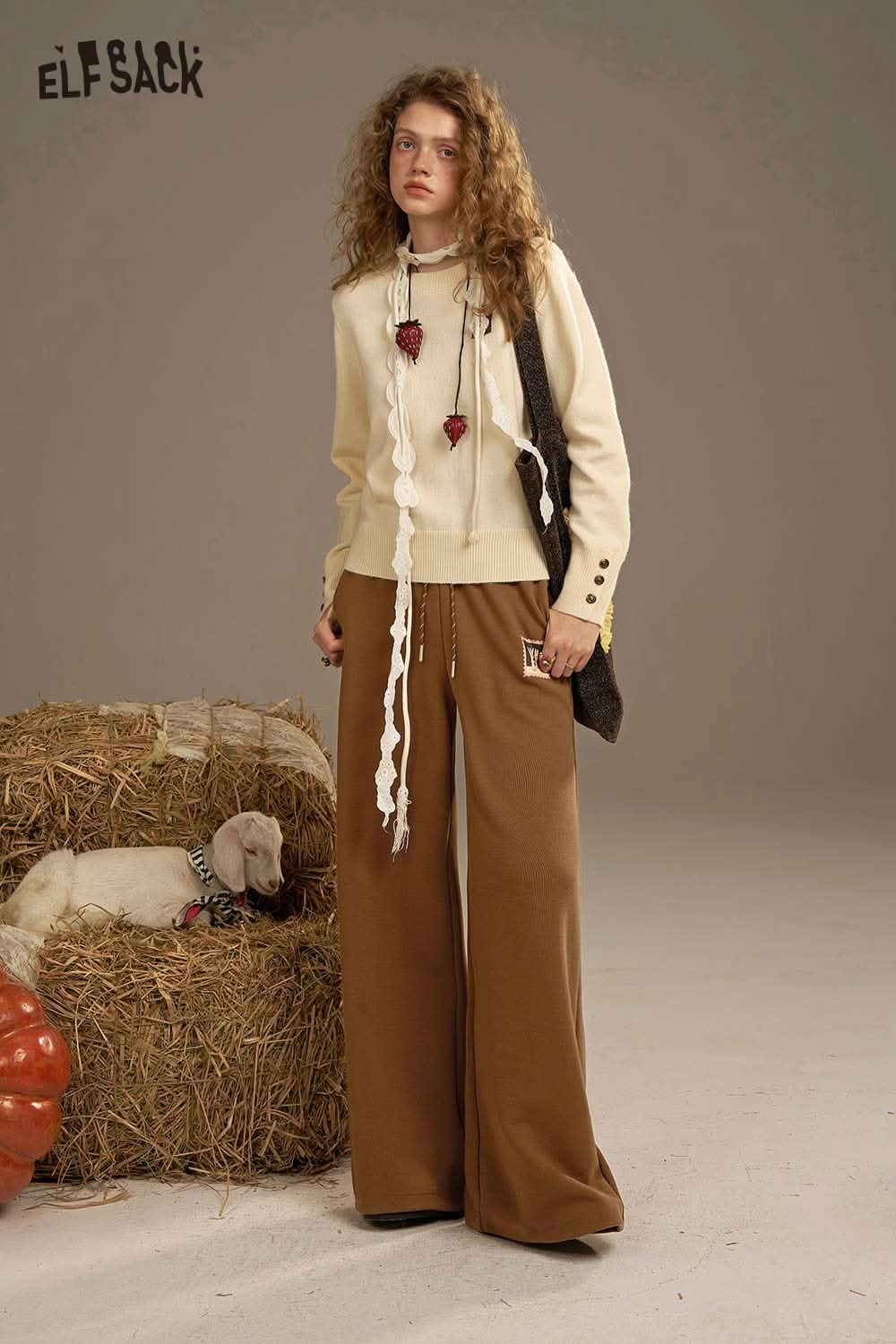 ELFSACK women's wide leg sweatpants in brown, styled with a cream sweater for a casual look