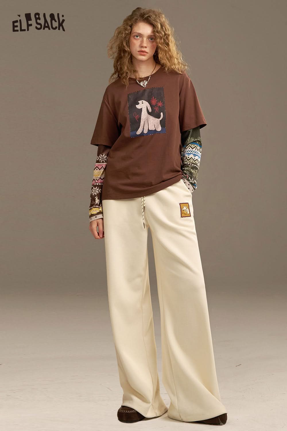 ELFSACK women's wide leg sweatpants in cream color, paired with a casual graphic tee for a relaxed look