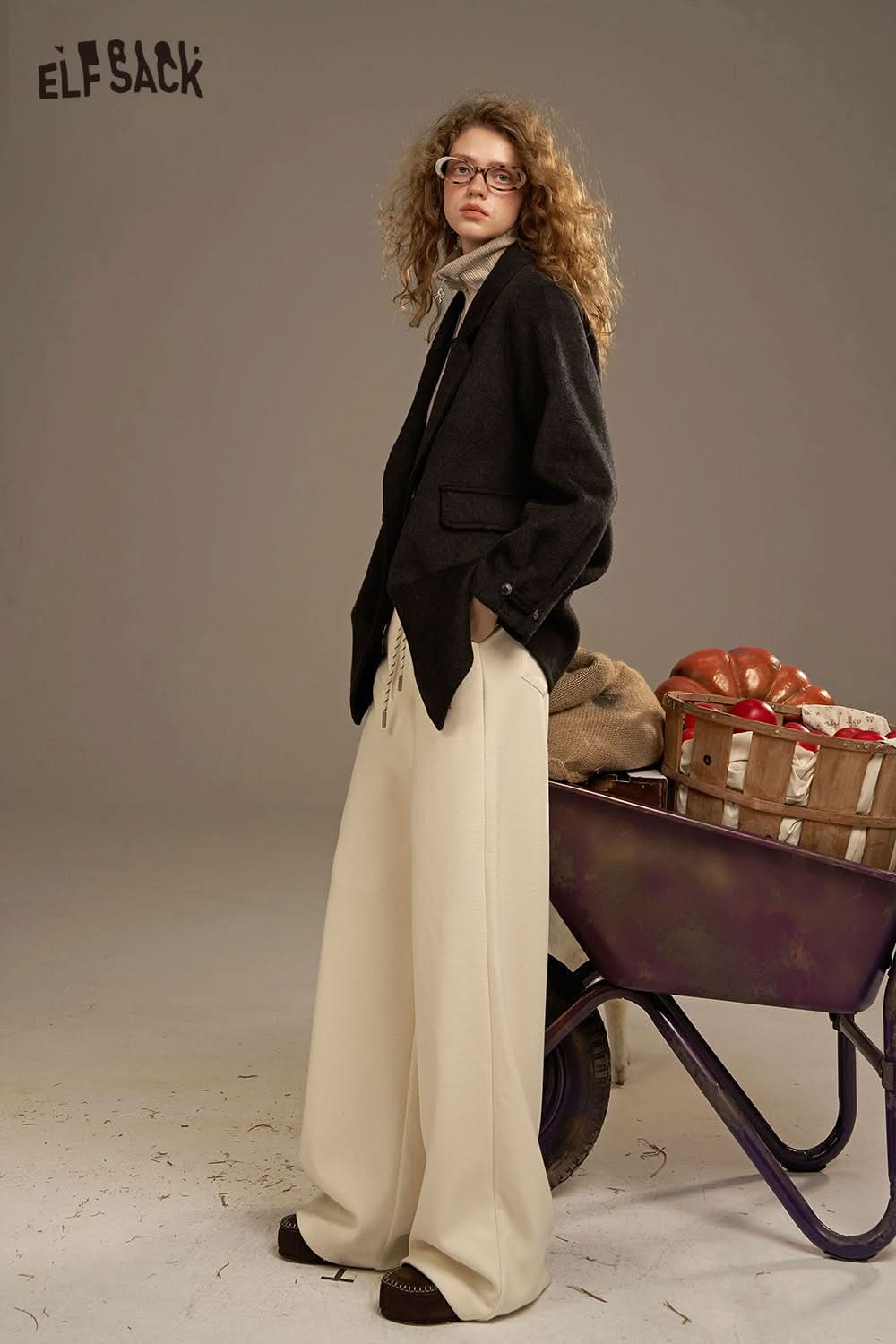 ELFSACK women's wide leg sweatpants in beige paired with a black blazer for a chic look