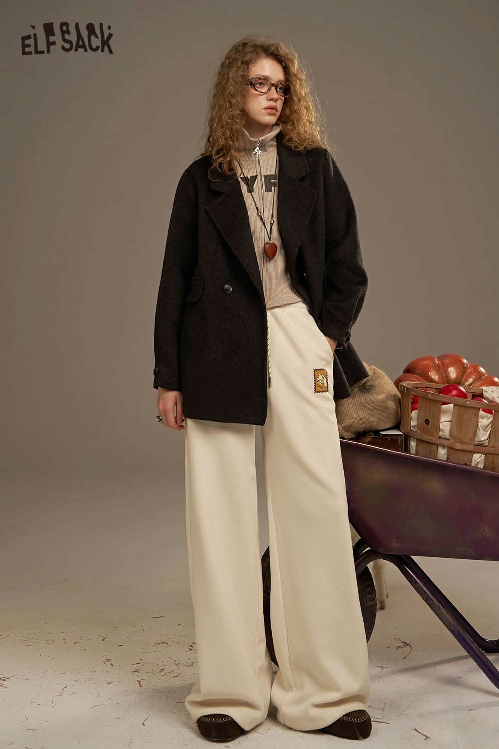 ELFSACK women's wide leg sweatpants in cream, paired with a stylish black jacket for a chic look