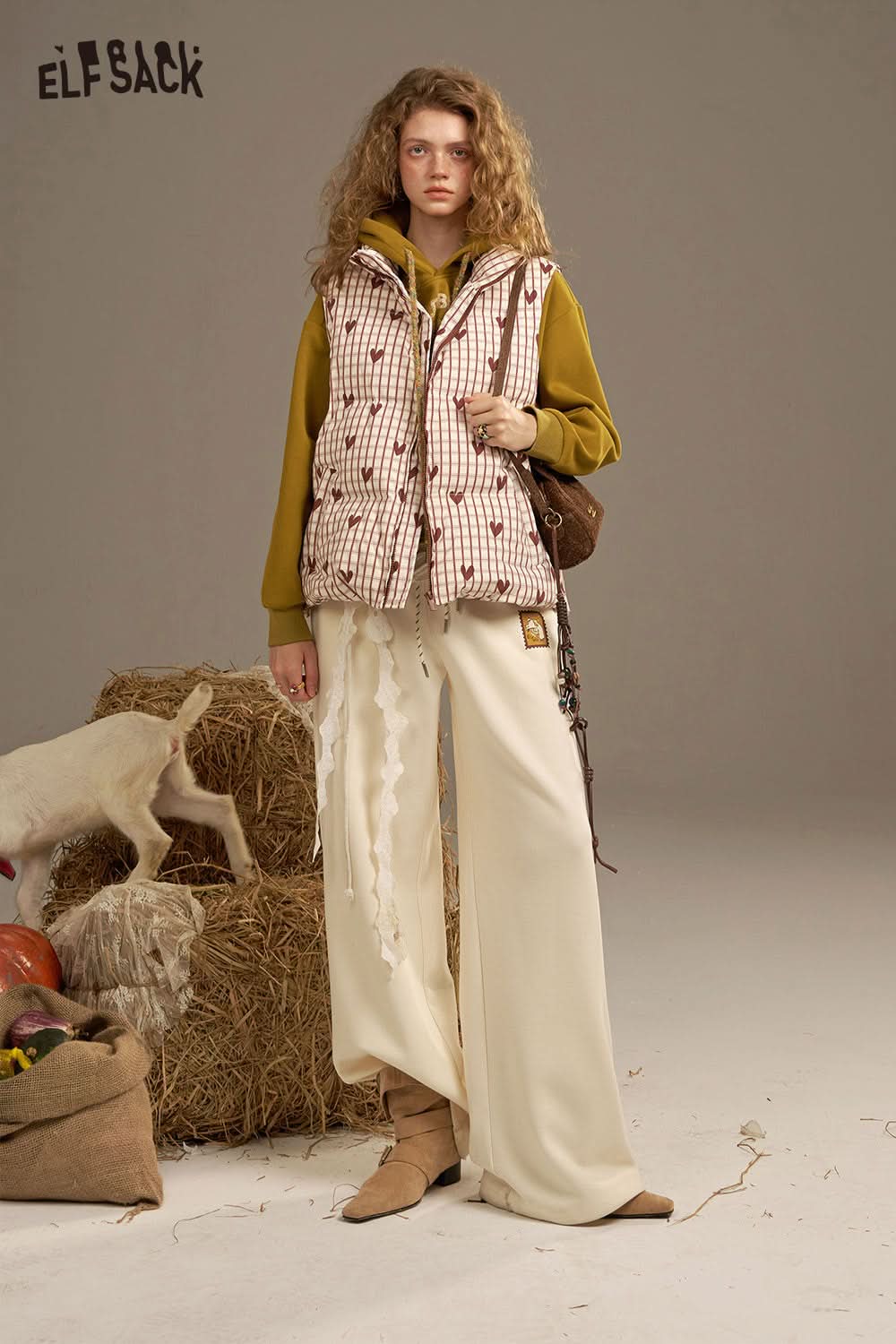 ELFSACK women's wide leg sweatpants in cream paired with a stylish vest for a trendy look