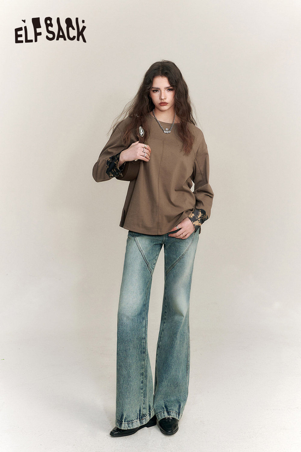 
                  
                    ELFSACK New Chinese Style Long Sleeve T-Shirts Women 2023 Winter New Designer Tops
                  
                